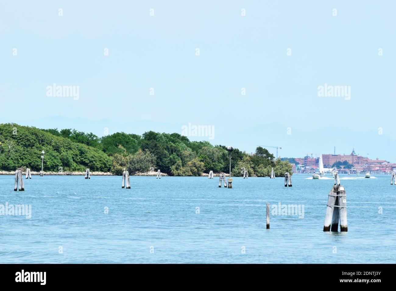Poveglia, una piccola isola situata tra Venezia e Lido nella Laguna Veneziana, vista da Malamocco sull'Isola del Lido. Foto Stock