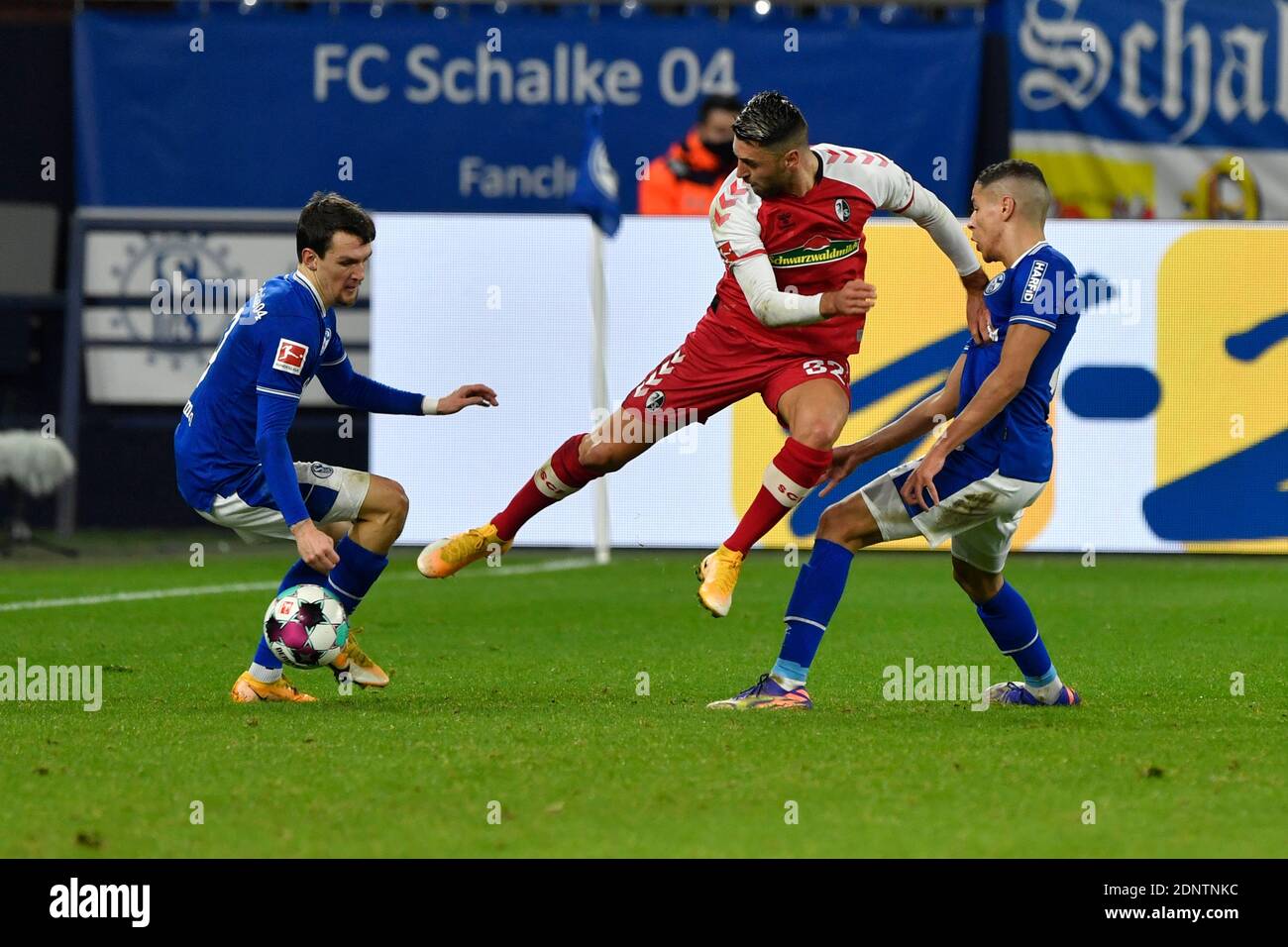 Da sinistra a destra Benito RAMAN (GE), Vincenzo GRIFO (FR) e Amine HARIT (GE), azione, duelli, calcio 1 Bundesliga, 12 ° giorno, FC Schalke 04 (GE) - SC Freiburg (FR) 0: 2, il 16 dicembre 2020 a Gelsenkirchen/Germania. LE NORMATIVE DFL VIETANO QUALSIASI USO DI FOTOGRAFIE COME SEQUENZE DI IMMAGINI E/O QUASI-VIDEO.SOLO PER USO EDITORIALE. NESSUNA VENDITA SECONDARIA (RI-) ENTRO 48 ORE DOPO IL KICK-OFF. Solo per scopi giornalistici! Agenzie di stampa nazionali e internazionali NON RIVENDONO! | utilizzo in tutto il mondo Foto Stock