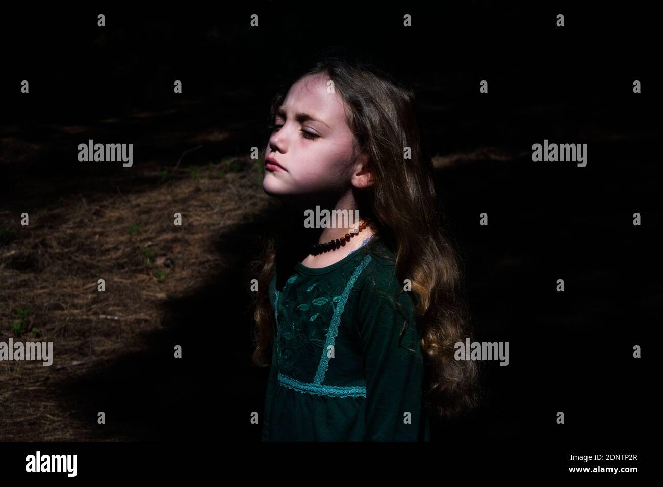 Ritratto di una ragazza in piedi nella foresta daydreaming, Italia Foto Stock