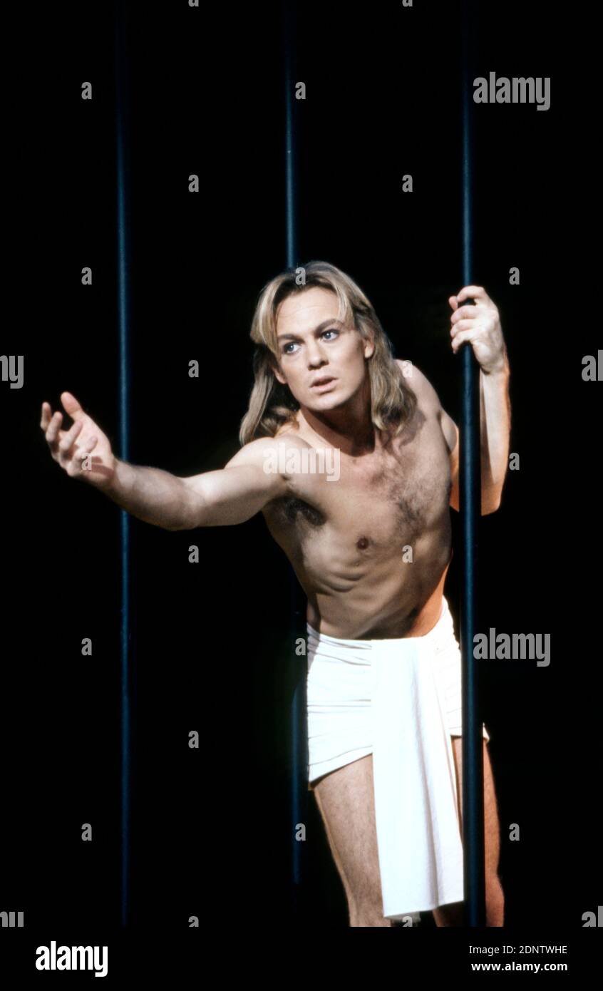 Jason Donovan (Joseph) in JOSEPH AND THE AMAZING TECHNICOLOR DREAMCOAT at at at the London Palladium, London W1 12/06/1991 music: Andrew Lloyd Webber lyrics: Tim Rice design: Mark Thompson lighting: Andrew Bridge coreografia: Anthony van Laast. director: Steven Pimlott Foto Stock