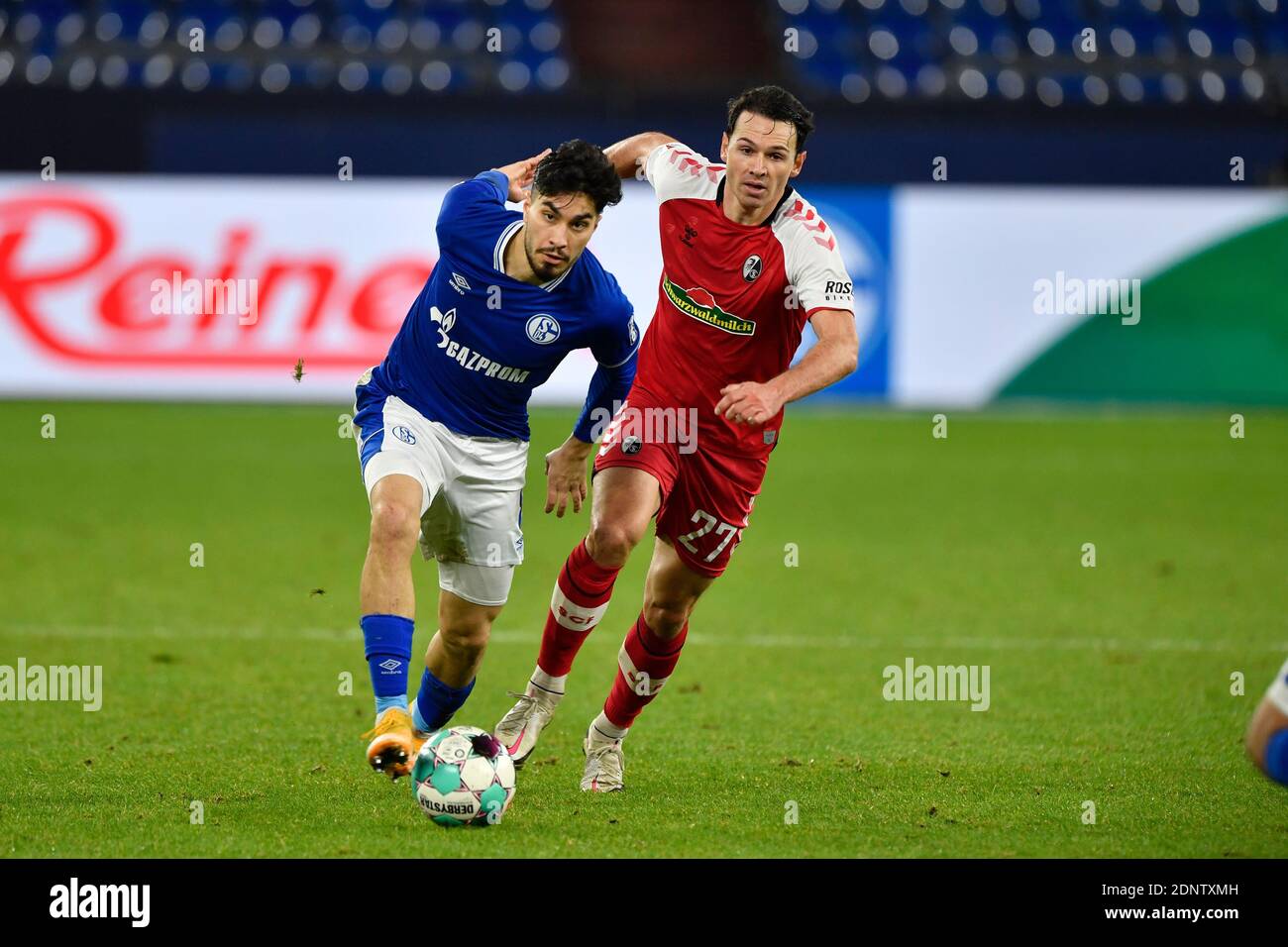 Da sinistra a destra Suat SERDAR (GE) e Nicolas HOEFLER (Hofler, FR), azione, duelli, calcio 1 ° Bundesliga, 12 ° incontro, FC Schalke 04 (GE) - SC Freiburg (FR) 0: 2, il 16 dicembre 2020 a Gelsenkirchen/Germania. LE NORMATIVE DFL VIETANO QUALSIASI USO DI FOTOGRAFIE COME SEQUENZE DI IMMAGINI E/O QUASI-VIDEO.SOLO PER USO EDITORIALE. NESSUNA VENDITA SECONDARIA (RI-) ENTRO 48 ORE DOPO IL KICK-OFF. Solo per scopi giornalistici! Agenzie di stampa nazionali e internazionali NON RIVENDONO! | utilizzo in tutto il mondo Foto Stock