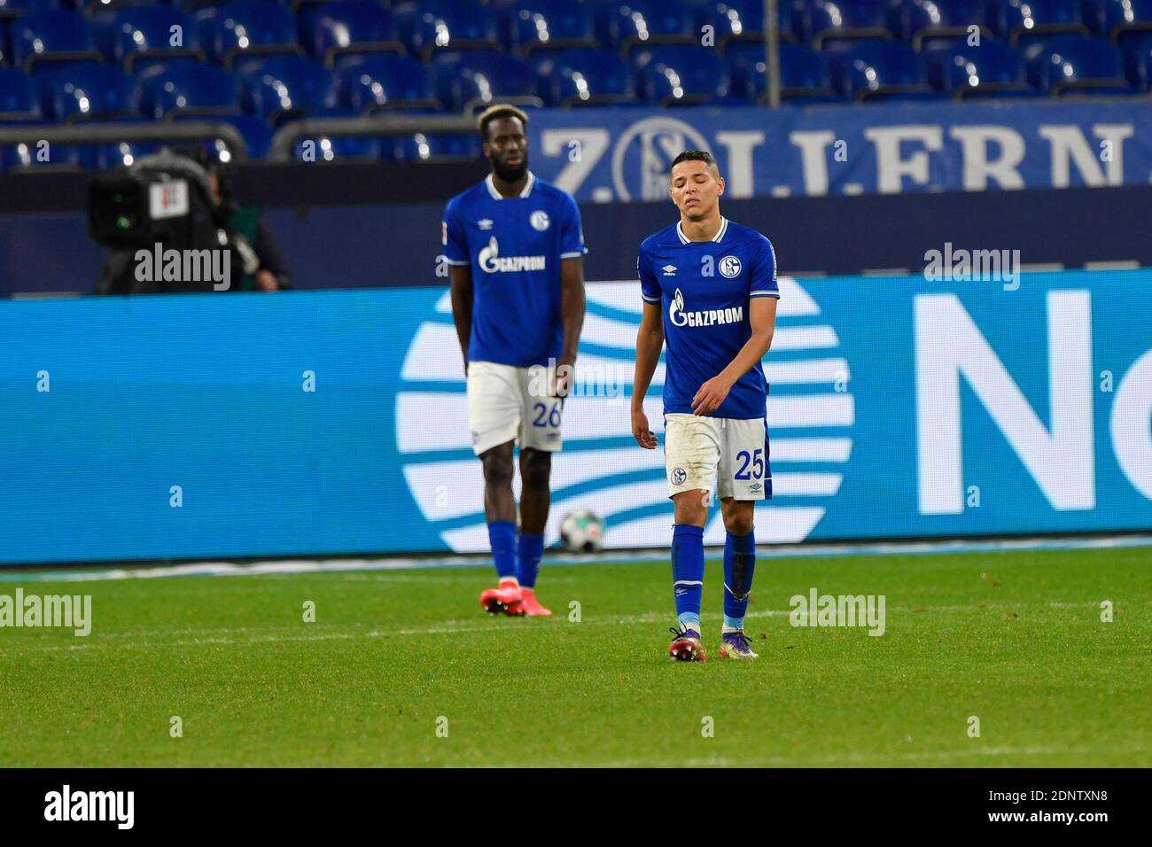 Salif SANE (GE) e amine HARIT (GE), deluso, deluso, delusione, delusione dopo il versstor 0: 1, calcio 1 Bundesliga, 12 ° giorno di partita, FC Schalke 04 (GE) - SC Freiburg (FR) 0: 2, il 16 dicembre 2020 a Gelsenkirchen/Germania. LE NORMATIVE DFL VIETANO QUALSIASI USO DI FOTOGRAFIE COME SEQUENZE DI IMMAGINI E/O QUASI-VIDEO.SOLO PER USO EDITORIALE. NESSUNA VENDITA SECONDARIA (RI-) ENTRO 48 ORE DOPO IL KICK-OFF. Solo per scopi giornalistici! Agenzie di stampa nazionali e internazionali NON RIVENDONO! | utilizzo in tutto il mondo Foto Stock