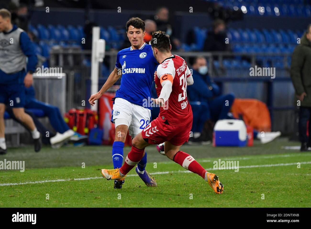 Da sinistra a destra Alessandro SCHOEPF (Schopf, GE) e Christian GUENTER (Gunter, FR), azione, duelli, calcio 1 ° Bundesliga, 12 ° giorno, FC Schalke 04 (GE) - SC Freiburg (FR) 0: 2, il 16 dicembre 2020 a Gelsenkirchen/Germania. LE NORMATIVE DFL VIETANO QUALSIASI USO DI FOTOGRAFIE COME SEQUENZE DI IMMAGINI E/O QUASI-VIDEO.SOLO PER USO EDITORIALE. NESSUNA VENDITA SECONDARIA (RI-) ENTRO 48 ORE DOPO IL KICK-OFF. Solo per scopi giornalistici! Agenzie di stampa nazionali e internazionali NON RIVENDONO! | utilizzo in tutto il mondo Foto Stock