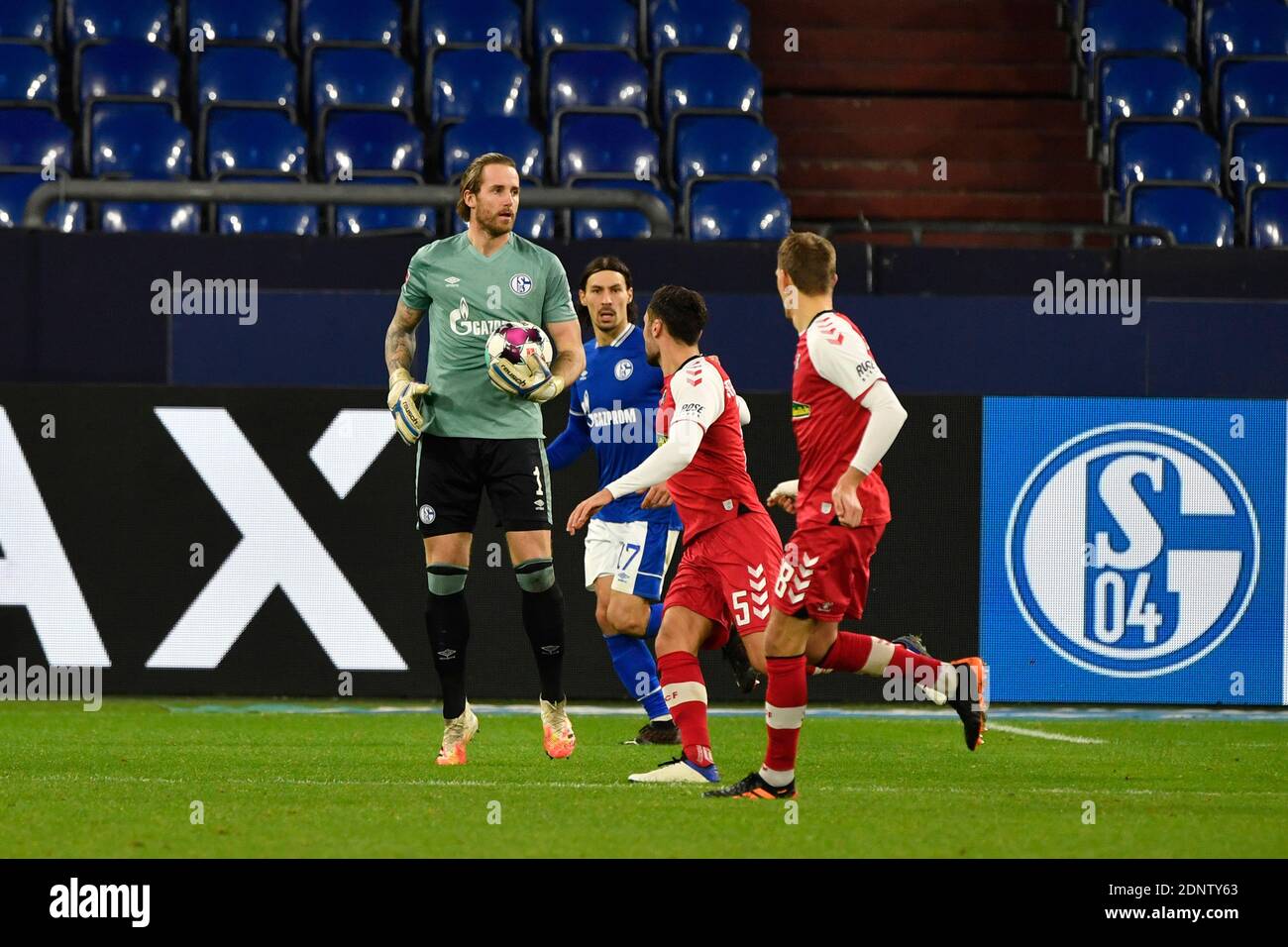 Goalwart Ralf FAEHRMANN (FAHRMANN) (GE), azione individuale con palla, azione, calcio 1 Bundesliga, 12 ° giorno, FC Schalke 04 (GE) - SC Freiburg (FR) 0: 2, il 16 dicembre 2020 a Gelsenkirchen/Germania. LE NORMATIVE DFL VIETANO QUALSIASI USO DI FOTOGRAFIE COME SEQUENZE DI IMMAGINI E/O QUASI-VIDEO.SOLO PER USO EDITORIALE. NESSUNA VENDITA SECONDARIA (RI-) ENTRO 48 ORE DOPO IL KICK-OFF. Solo per scopi giornalistici! Agenzie di stampa nazionali e internazionali NON RIVENDONO! | utilizzo in tutto il mondo Foto Stock