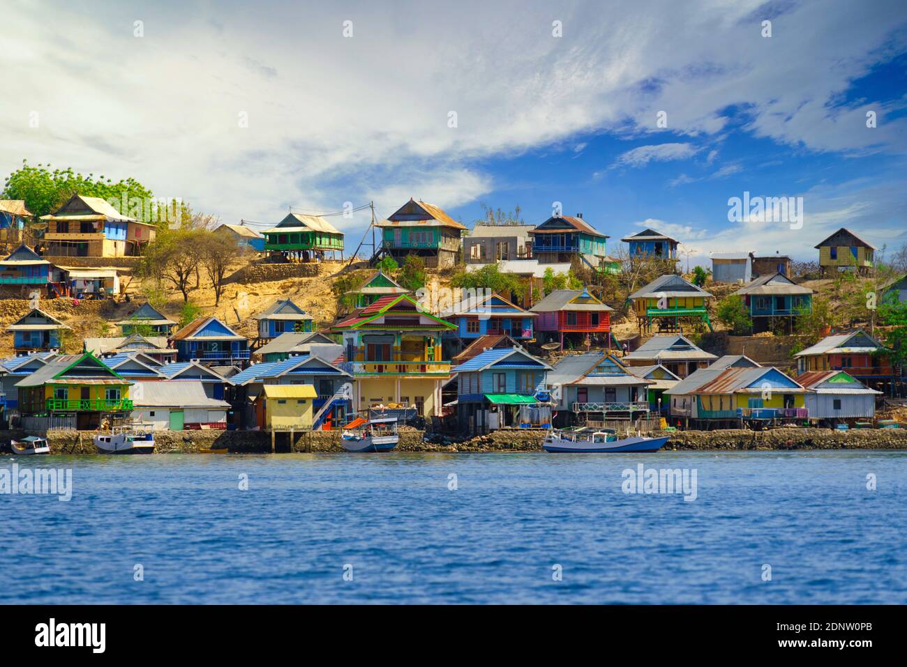 Case colorate sull'oceano, Bajo pulau Island, Bima, West Nusa Tenggara, Indonesia Foto Stock