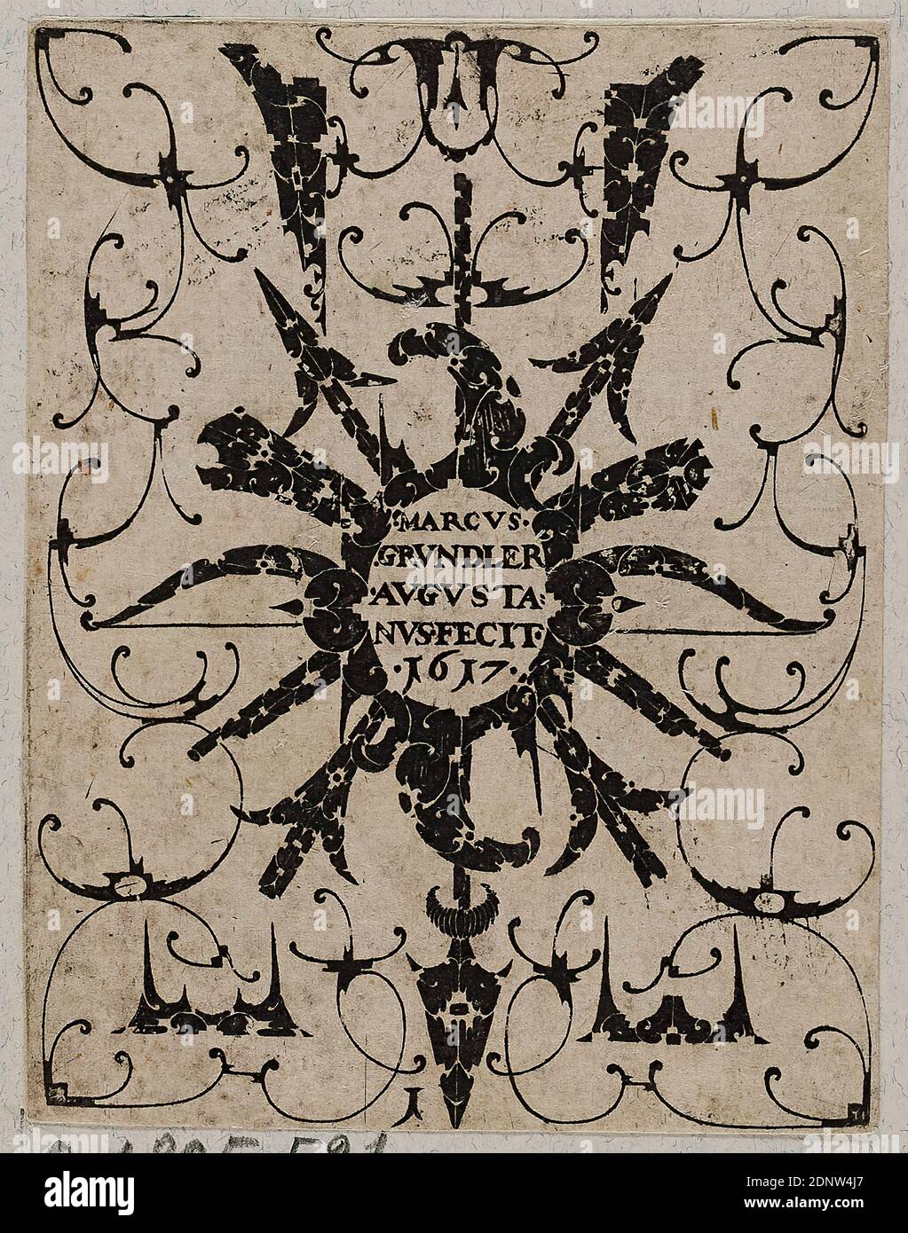 Marcus Grundler, superficie ornamentale con trofei, incisione su copperplate, dimensione del foglio (taglio in lamiera): Altezza: 7,90 cm; larghezza: 6,10 cm, firma e datazione: Nella piastra: MARCVS GRVNDLER AVGVSTA: NVS FECIT 1617, stampe, stampati, ornamenti, rinascimento Foto Stock
