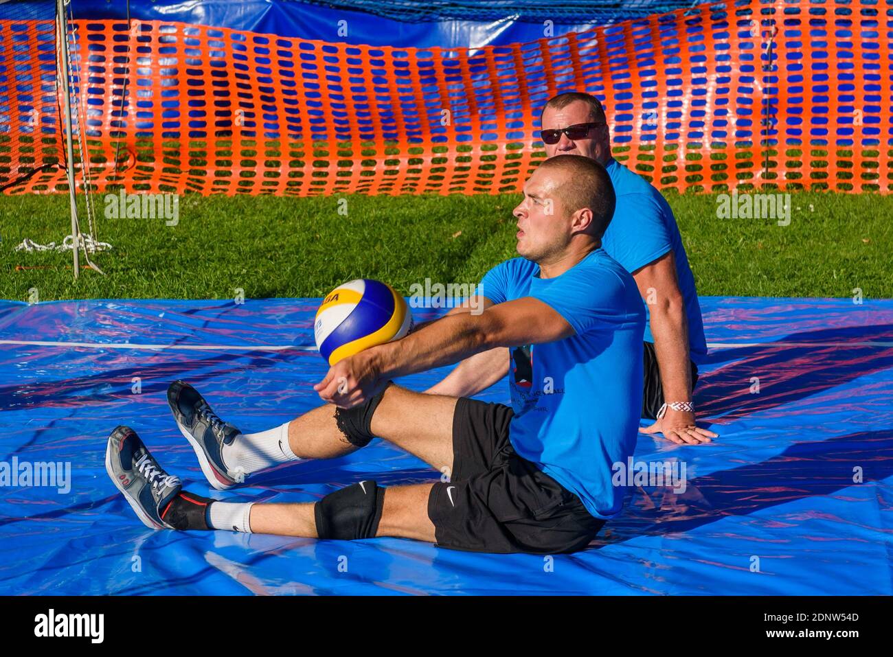 RIGA, LETTONIA. 31 agosto 2019. Uomini che giocano a pallavolo seduti. Foto Stock