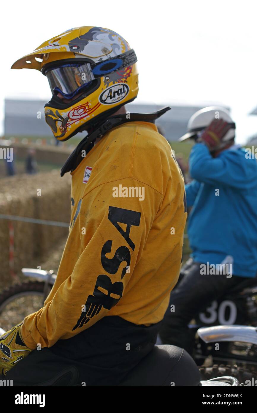 Ritratto di un adulto vestito e attrezzato per il cross a motore seduto in moto. Foto Stock