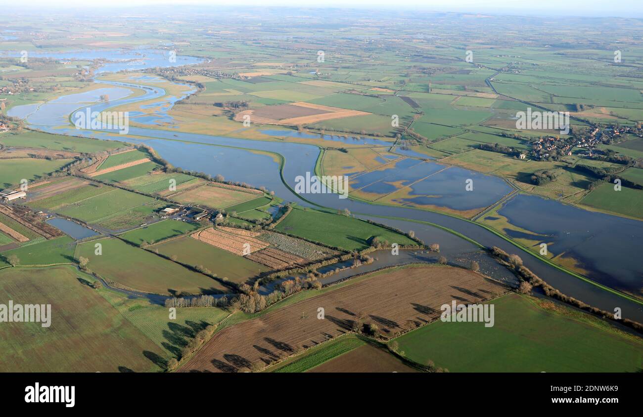 Vista aerea del fiume Derwent alluvione con alti livelli d'acqua nei campi di Ellerton, North Yorkshire Foto Stock