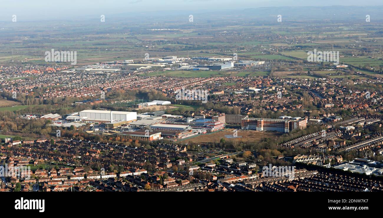 Vista aerea della fabbrica di Nestle (ex Rowntree) a Clifton, York, che guarda attraverso i centri commerciali di Monks Cross e Vangarde Foto Stock
