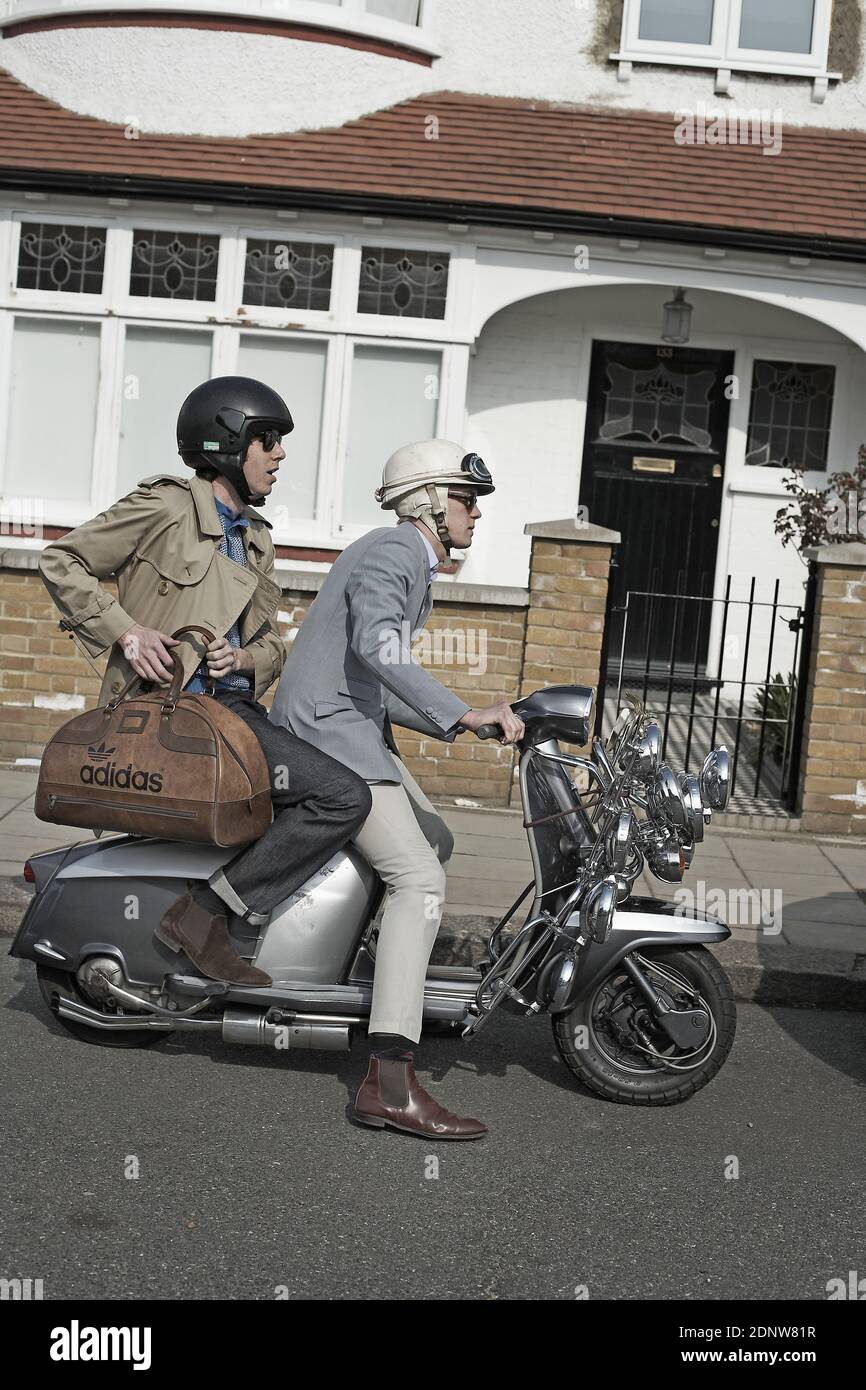 GREAT BRITAIN /England /London/Two Mods preparatevi all'azione sulle loro Vespa e Lambrettas mentre pianificano il loro grande viaggio fuori. Foto Stock