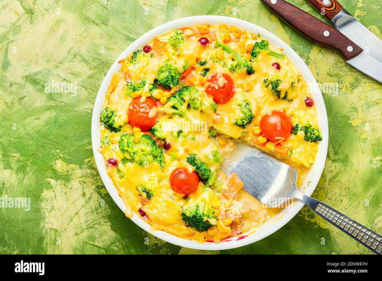 Casseruola vegetale con broccoli, pomodoro e zucca.frittata o casseruola con broccoli e verdure Foto Stock