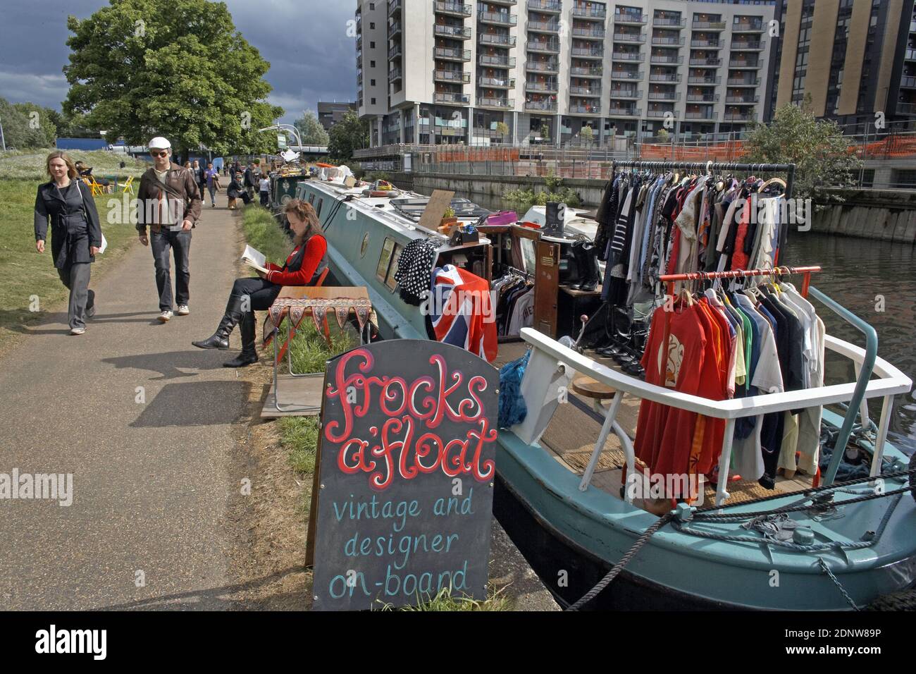 INGHILTERRA / Londra / East London /persone con Narrow Boat che vendono abiti vintage e libri che creano 'un nuovo East End Amsterdam. Foto Stock