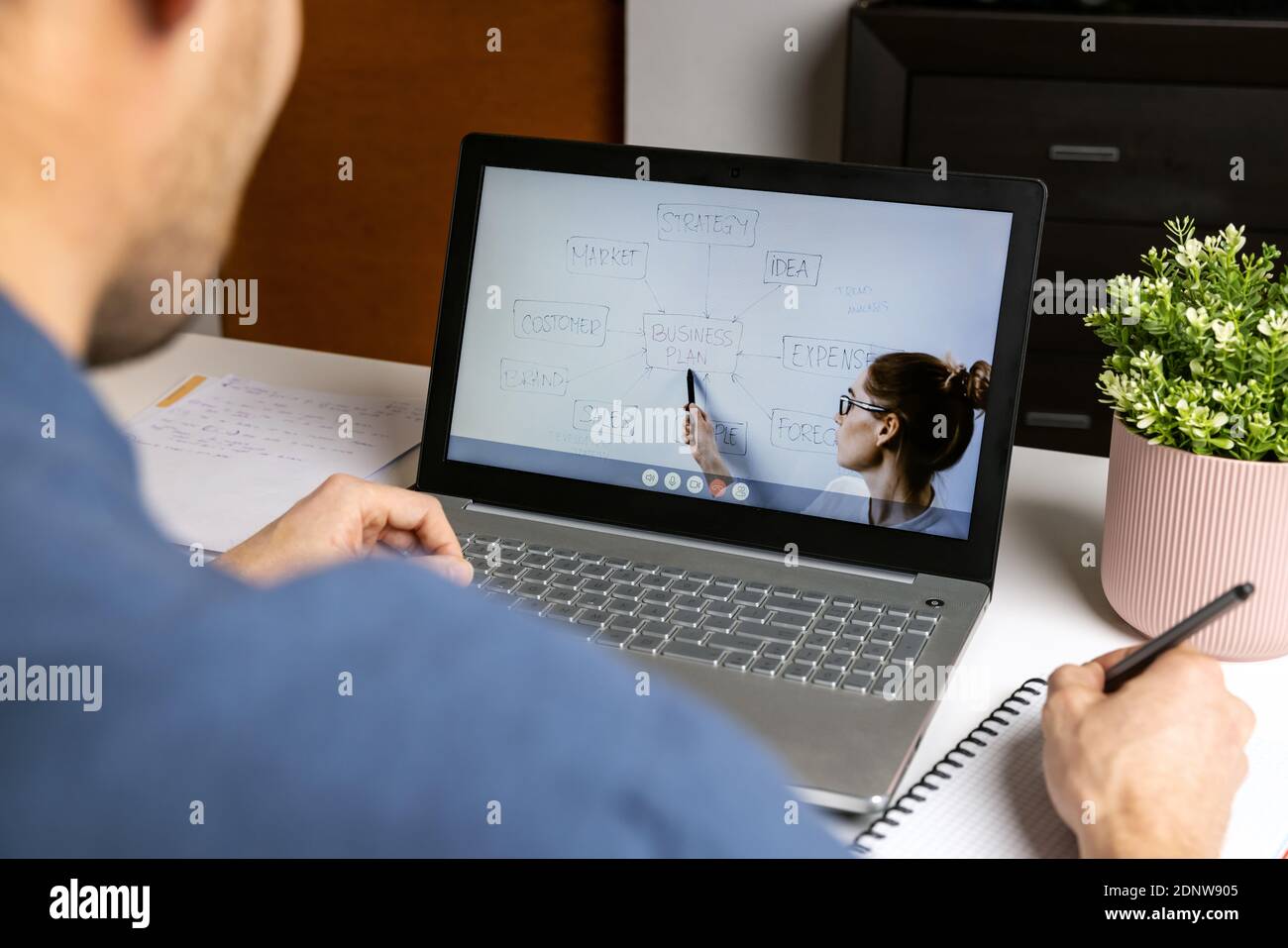 formazione a distanza - lezione online di streaming di insegnanti di business per gli studenti tramite computer portatile a casa Foto Stock