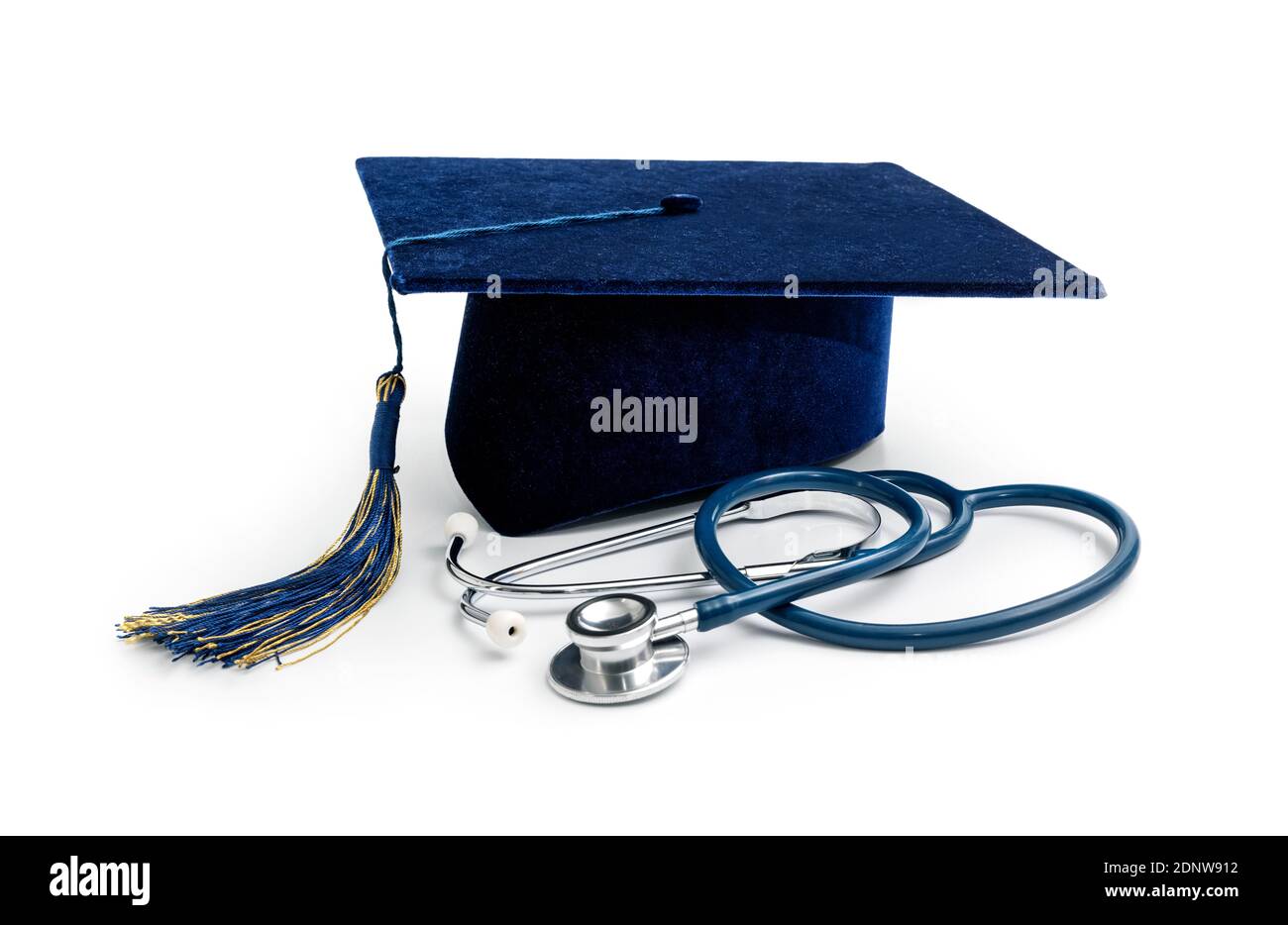 educazione medica - tappo di laurea dell'università e stetoscopio isolato sopra sfondo bianco Foto Stock