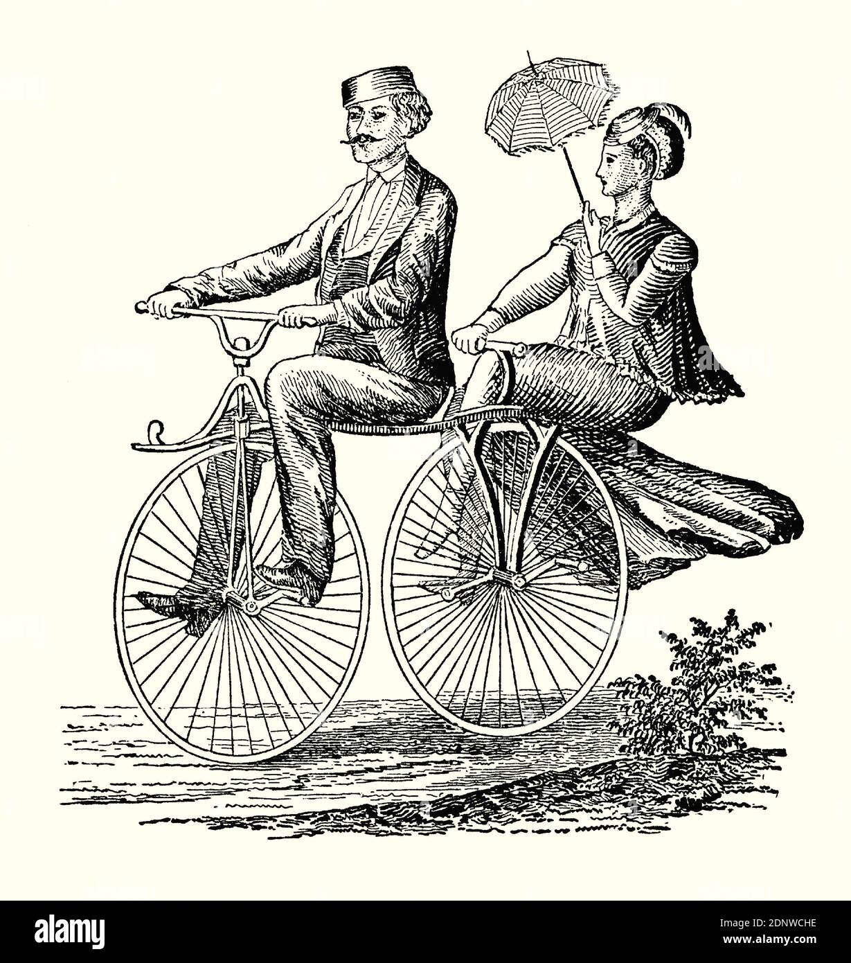 Una vecchia incisione di un uomo e di una donna che cavalcano una bicicletta in tandem nel 1800. E 'da un libro di ingegneria meccanica vittoriana del 1880. Questa divertente immagine ha la donna che tiene un ombrellone e si siede sul sedile posteriore della moto in una posizione laterale-sella – l'uomo forse sta facendo la maggior parte del peddling! Molti tipi di biciclette sono stati inventati durante l'epoca vittoriana – variando nel design da veramente utile a fantasioso e divertente. Foto Stock