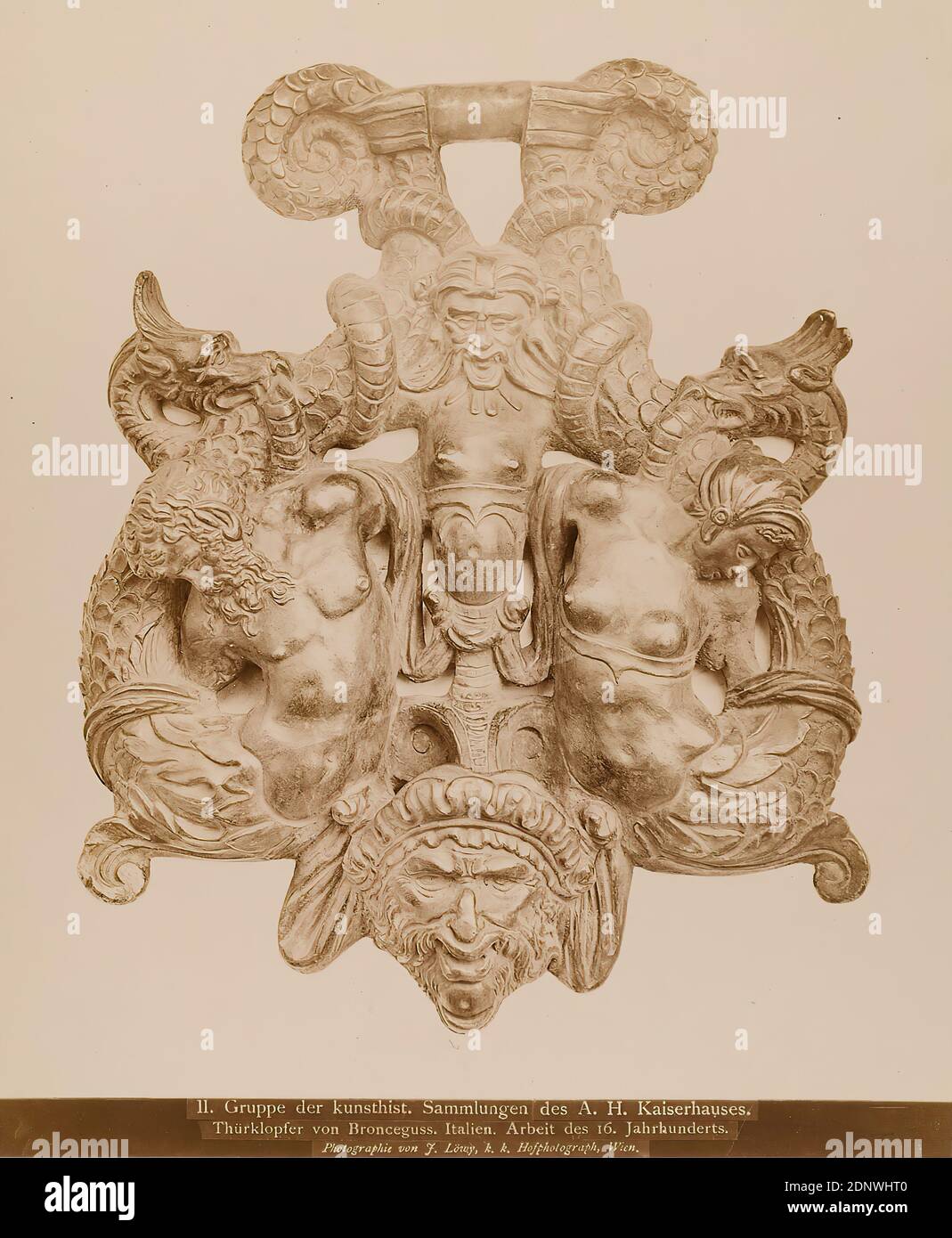 Josef Löwy, batticalcagno di bronzo. Italia. Opera del XVI secolo, carta albumina, processo positivo bianco e nero, dimensioni immagine: Altezza: 26 cm; larghezza: 21.2 cm, inscritto: Recto u.: Einbelichtet: II. Gruppo del kunsthist. Collezioni della A. H. Kaiserhaus, Thürklopfer von Bronceguss. Italia. Opera del XVI secolo, Fotografia di J. Löwy, fotografo di corte k., Vienna, fotografia, bussatore di porte, campanello, creature mitiche, mostri, figure leggendarie, arte e artigianato, arte e artigianato, disegno industriale, maschera (mascaron), merman, museo Foto Stock