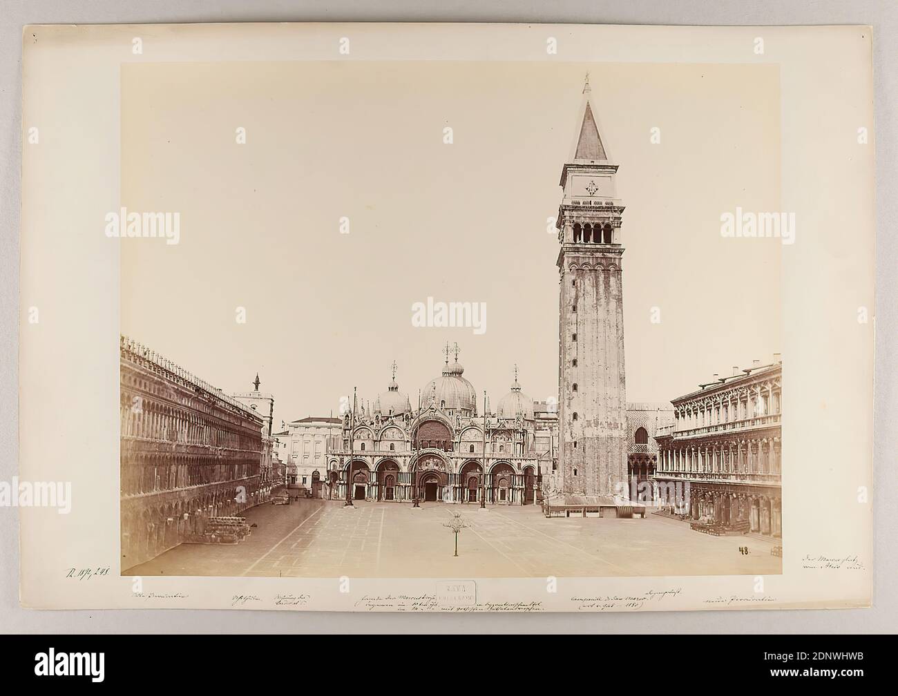 Carlo Naya, Venezia - Chiesa di S. Marco col Campanile, 1892, carta albumina, cartone, processo positivo in bianco e nero, dimensioni immagine: Altezza: 27.50 cm; larghezza: 35.40 cm, incisione a stampigliatura: Recto center bottom: Naya Fotografo, iscrizione: Recto bottom: Numero di inventario; edifici (in parte con informazioni sul periodo di costruzione), etichetta: verso: 48 Venezia, Chiesa di S. Marco col Campanile, fotografia di viaggio, fotografia architettonica, strade e piazze Foto Stock