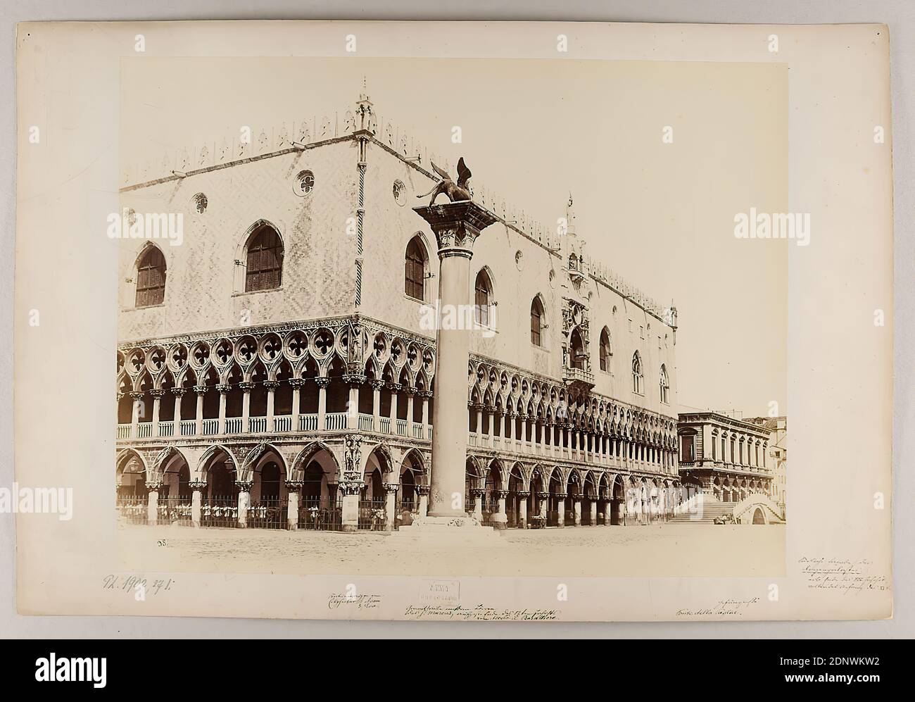 Carlo Naya, Venezia - Palazzo Ducale e colonna presente dal Molo, 1892, carta albumina, cartone, processo positivo bianco e nero, dimensioni del foglio: Altezza: 27.00 cm; larghezza: 35.50 cm, incisione a stampatello: Sotto: Naya - Fotografo, fotografia architettonica, fotografia di viaggio, architettura, facciata, casa, edificio, edificio storico, località, strada Foto Stock