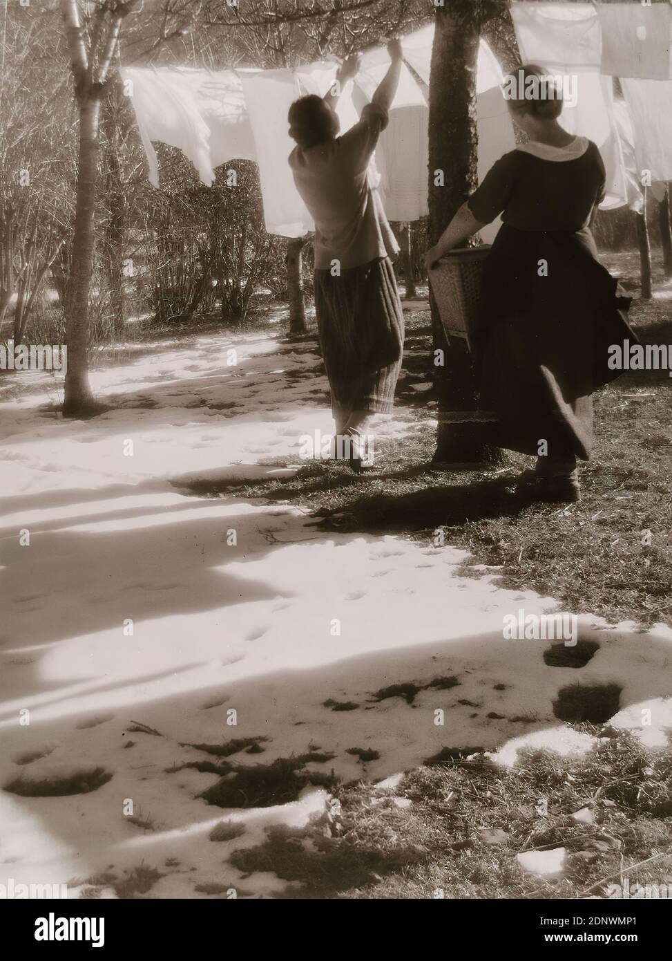 Heinrich Kühn, due mogli contadine appese in lavanderia, Staatliche Landesbildstelle Hamburg, collezione sulla storia della fotografia, carta in gelatina d'argento, cartone, processo positivo in bianco e nero, dimensioni immagine: Altezza: 39.50 cm; larghezza: 29.60 cm, iscrizione: verso cartone: In alto a sinistra etichetta in macchina da scrivere carattere: Heinrich Kuehn, timbro: verso cartone: In alto a sinistra Stamp: Collezione didattica della, Staatliche Landesbildstelle Hamburg, inventario n. [in inchiostro aggiunto: B 195], fotografia artistica, fotografia di rendicontazione, moglie di contadini, moglie di contadini, abbigliamento Foto Stock