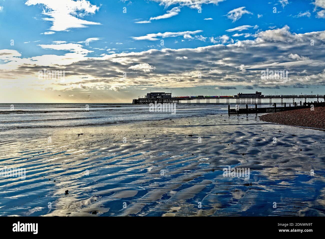 Il molo di Worthing contro un tramonto d'inverno drammatico e. Nuvole ovest Sussex Inghilterra Regno Unito Foto Stock