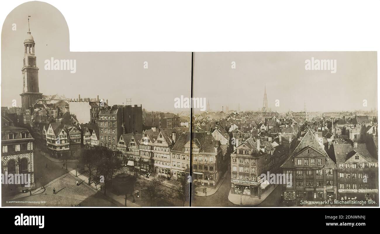 Georg Koppmann, Schaarmarkt e Michaeliskirche 1904 della St. Michaelis Gedächtnismappe, Staatliche Landesbildstelle Amburgo, collezione sulla storia della fotografia, carta in gelatina d'argento, processo positivo bianco e nero, dimensioni immagine: Altezza: 21.2 cm; larghezza: 37.1 cm, iscrizione: Recto u.: Einbelichtet: G. KOPPMANN & Co. Amburgo, 1906, Schaarmarkt e Michaeliskirche 1904, fotografia architettonica, vista della città (veduta), strade e piazze, esterno di una chiesa, la chiesa di St. Foto Stock