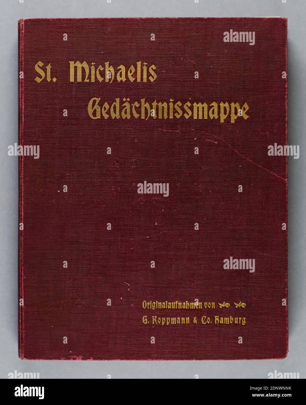 G. Koppmann & Co, Georg Koppmann, cartella di memoria di St. Michaelis. Una raccolta di fotografie originali della grande Chiesa di San Michele, pubblicata in memoria della catastrofe del fuoco del 3 luglio 1906, Staatliche Landesbildstelle Amburgo, collezione sulla storia della fotografia, cartone, fibra tessile, stampa goffrata, cartella di lino rosso con goffratura d'oro, totale: Altezza: 33.4 cm; larghezza: 26.8 cm; profondità: 2.4 cm, fotographia di reportistica, fotografia architettonica, evento storico, situazione, hist. Foto Stock