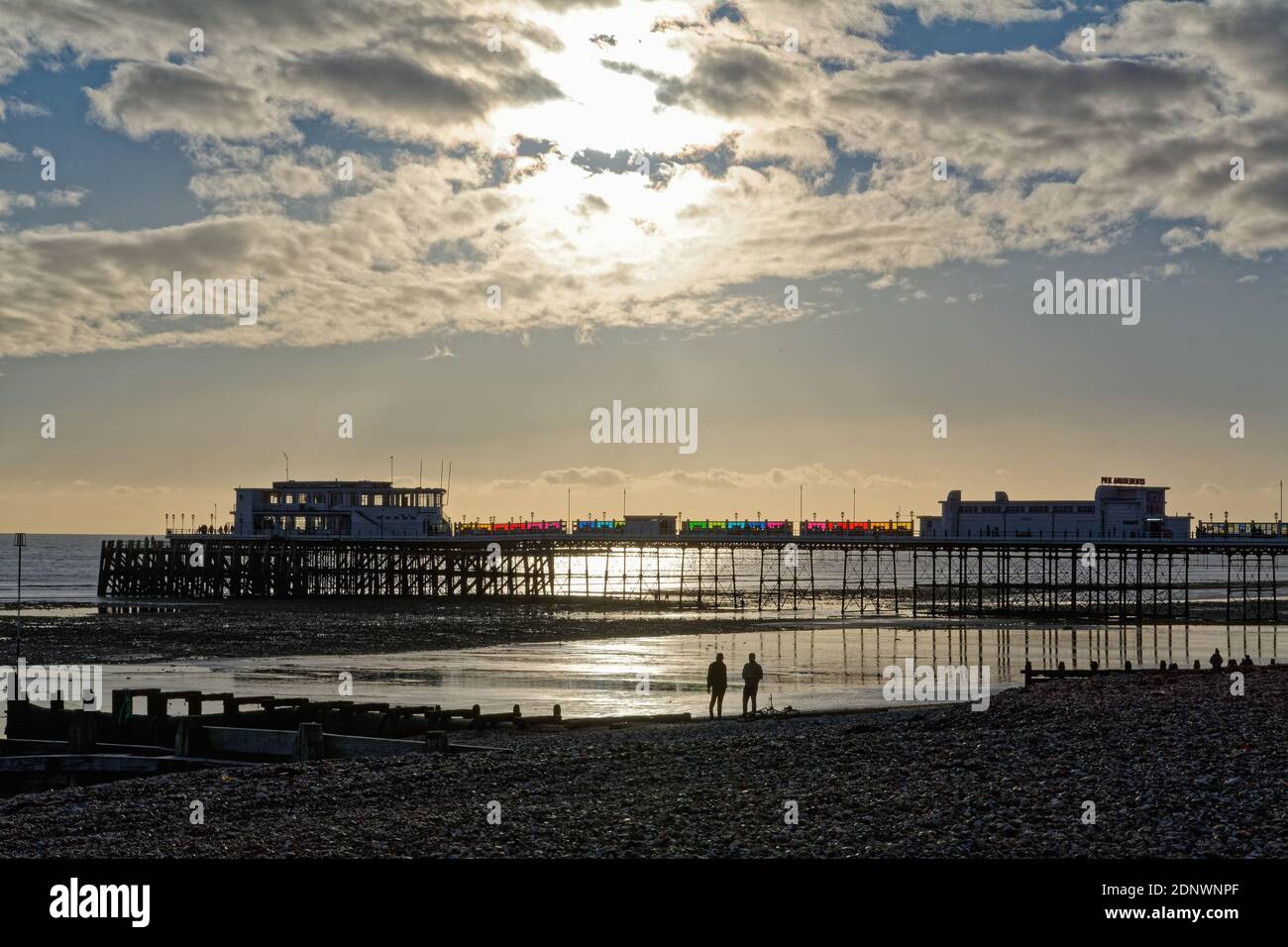 Il molo di Worthing contro un tramonto d'inverno drammatico e. Nuvole ovest Sussex Inghilterra Regno Unito Foto Stock