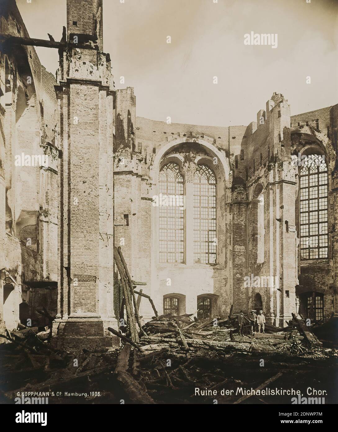 Georg Koppmann, rovine della Chiesa di San Michele, coro della cartella commemorativa di San Michele, Galleria Statale di Amburgo, Collezione sulla Storia della Fotografia, carta in gelatina d'argento, processo positivo in bianco e nero, dimensioni immagine: Altezza: 18.8 cm; larghezza: 15.8 cm, inscritto: Recto u.: Einbelichtet G. KOPPMANN & Co. Amburgo 1906. Rovina della Michaeliskirche, coro, fotografia architettonica, fotografia di reportistica, chiesa di rovina, monastero, hist. Gebäude, Ortlichkeit, Straße, historisches Ereignis, situazione, Amburgo Foto Stock