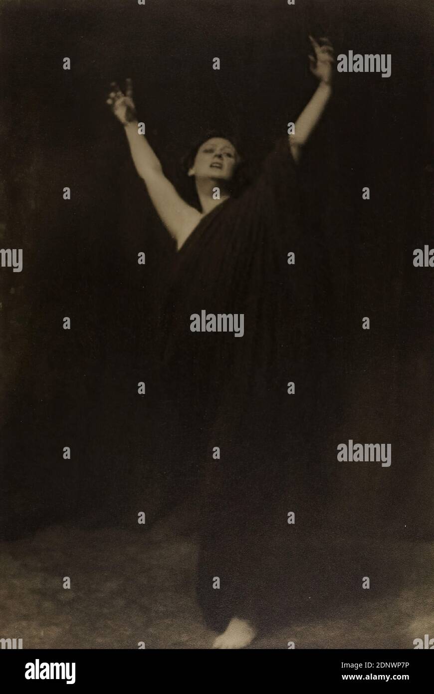 Arnold Genthe, Isadora Duncan, Staatliche Landesbildstelle Amburgo, collezione sulla storia della fotografia, carta in gelatina d'argento, processo positivo bianco e nero, dimensioni immagine: Altezza: 34.50 cm; larghezza: 23.40 cm, firma: Recto u. li.: In piombo: Arnold Genthe, N.Y, Sticker: verso: Da Arnold Genthe 41 East 49th Street New York, Stamp: verso e destra: Fotografia ritratto, fotografia sportiva, ritratto a lunghezza intera, ballerina, donna, persona storica, posizioni delle braccia, gesti, danza, movimento, Isadora Duncan Foto Stock