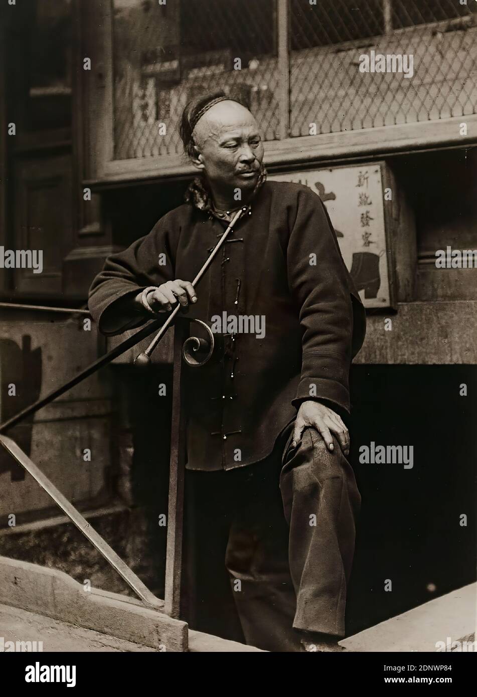 Arnold Genthe, il Shoe Maker, Chinatown, San Francisco, Staatliche Landesbildstelle Amburgo, Collezione di Storia della Fotografia, carta in gelatina d'argento, processo positivo in bianco e nero, dimensioni immagine: Altezza: 33.40 cm; larghezza: 24.30 cm, etichetta: verso e destra. Da Arnold Genthe 41 East 49th Street New York, in testa: Il produttore di scarpe, fotografare, uomo, ritratto a lunghezza intera, calzolaio, ciottolo, figura in piedi, posizioni delle gambe, posizioni delle gambe, tubo di tabacco Foto Stock