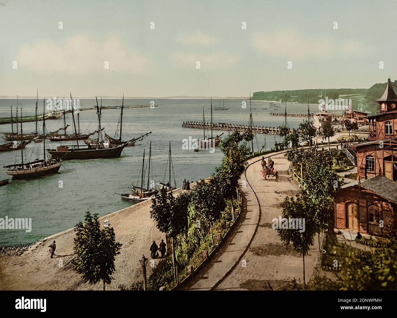 Insel Rügen Sassnitz Hafen, Staatliche Landesbildstelle Amburgo, collezione sulla storia della fotografia, stampa fotocromatica, totale: Altezza: 16,60 cm; larghezza: 22,50 cm, titolo: Recto u.: Titolo, timbro dello Staatliche Landesbildstelle Amburgo, fotografia di viaggio, porto, nave a vela, barca a vela, edificio storico, posizione, strada, villaggio, mare Foto Stock