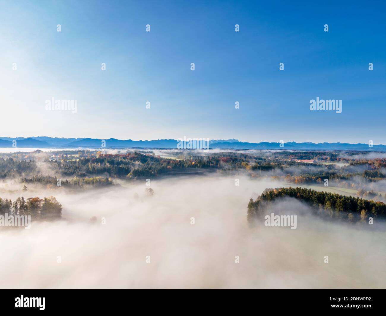 Nebbia sulle colline alpine bavaresi vicino a Bernried, alta Baviera, Baviera Germania, Europa Foto Stock