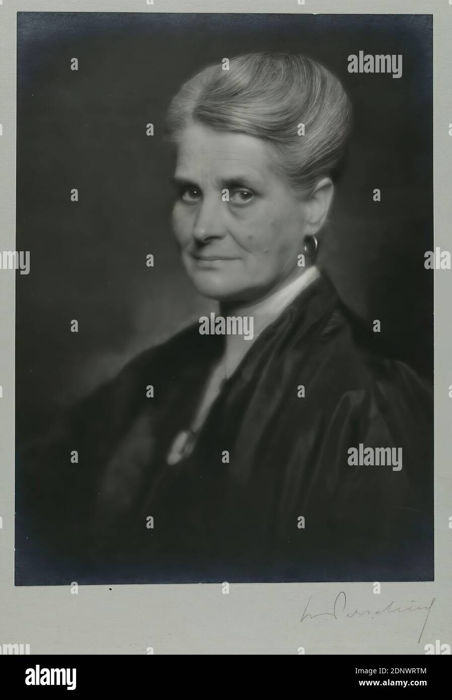 Nicola Perscheid, ritratto di una donna, Staatliche Landesbildstelle Hamburg, collezione sulla storia della fotografia, carta albumina, bianco e nero processo positivo, dimensioni immagine: Altezza: 23,00 cm; larghezza: 16,90 cm, segno: Recto u. destra. Sul cartone: In piombo: N.Perscheid, fotografia ritratto, fotografia studio/studio, ritratto, mezzo profilo (tre quarti), vecchia donna Foto Stock