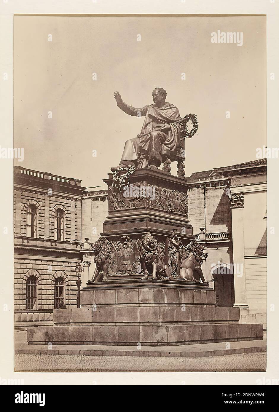 Georg Böttger, Monumento König Max i, Monaco di Baviera, carta albumina, processo positivo bianco e nero, dimensioni immagine: Altezza: 20.00 cm; larghezza: 14.40 cm, monumento, statua, strade e piazze, hist. Costruzione, località, strada, hist. Luogo, città, villaggio, re Foto Stock Georg Böttger, Monumento König Max i, Monaco di Baviera, carta albumina, processo positivo bianco e nero, dimensioni immagine: Altezza: 20.00 cm; larghezza: 14.40 cm, monumento, statua, strade e piazze, hist. Costruzione, località, strada, hist. Luogo, città, villaggio, re Foto Stock