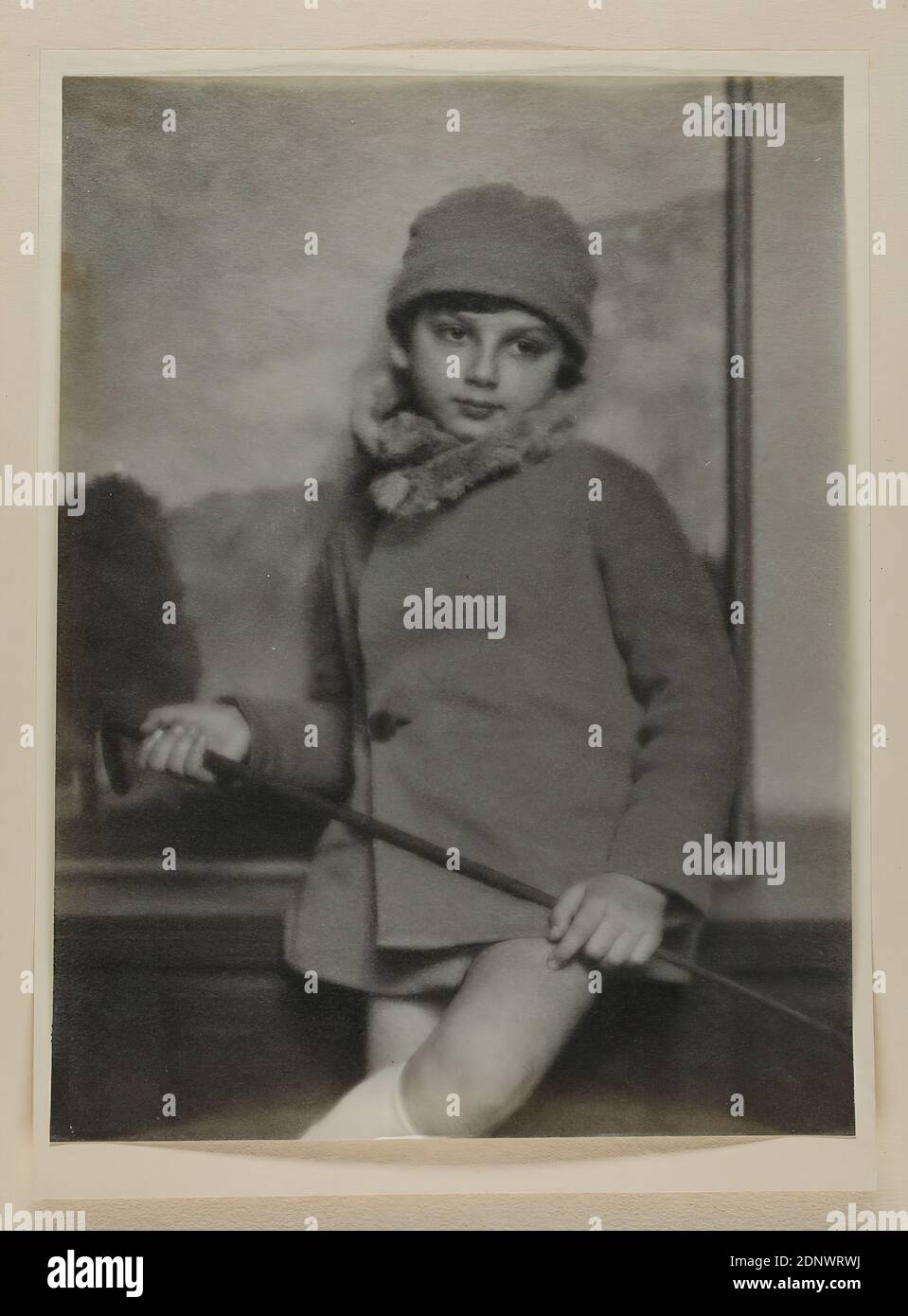 Nicola Perscheid, ritratto per bambini, Staatliche Landesbildstelle Amburgo, collezione sulla storia della fotografia, carta albumina, processo positivo bianco e nero, dimensioni immagine: Altezza: 22.40 cm; larghezza: 16.80 cm, timbro: verso su cartone: Timbro: verso sulla classe: fotografia di ritratti, fotografia studio/studio, ritratto a lunghezza intera, bambino, pose specifiche, gesti, espressioni facciali, moda, abbigliamento Foto Stock