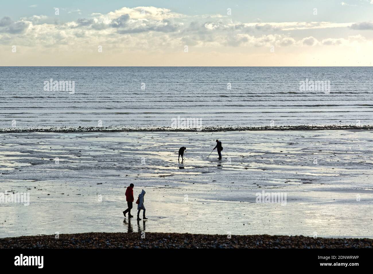Due escursionisti e due metal detector sulla spiaggia a. Worthing in un  giorno d'inverno West Sussex Inghilterra UK Foto stock - Alamy