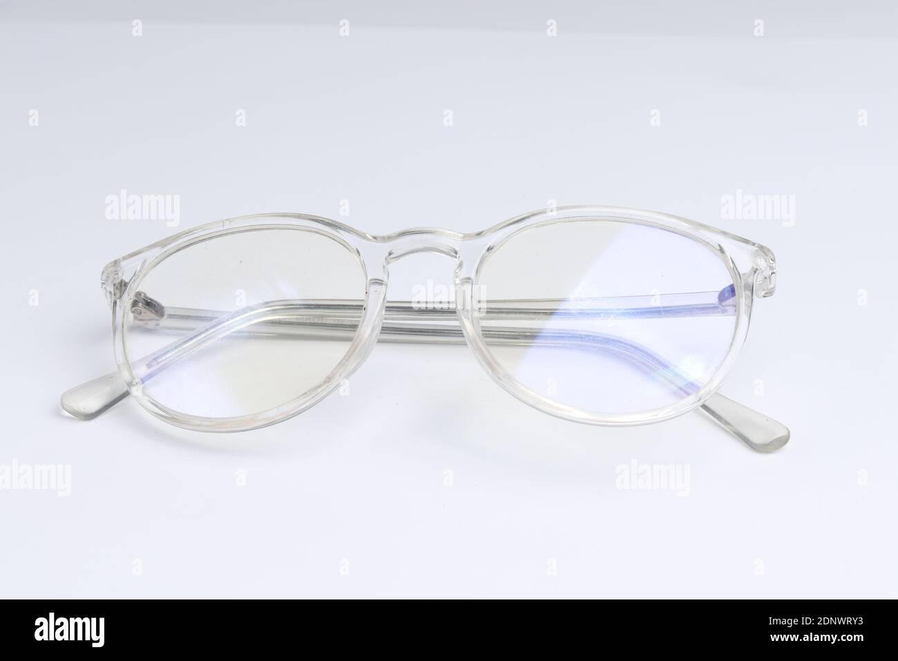 occhiali trasparenti su fondo bianco isolato. prodotti moda e per la salute degli occhi Foto Stock