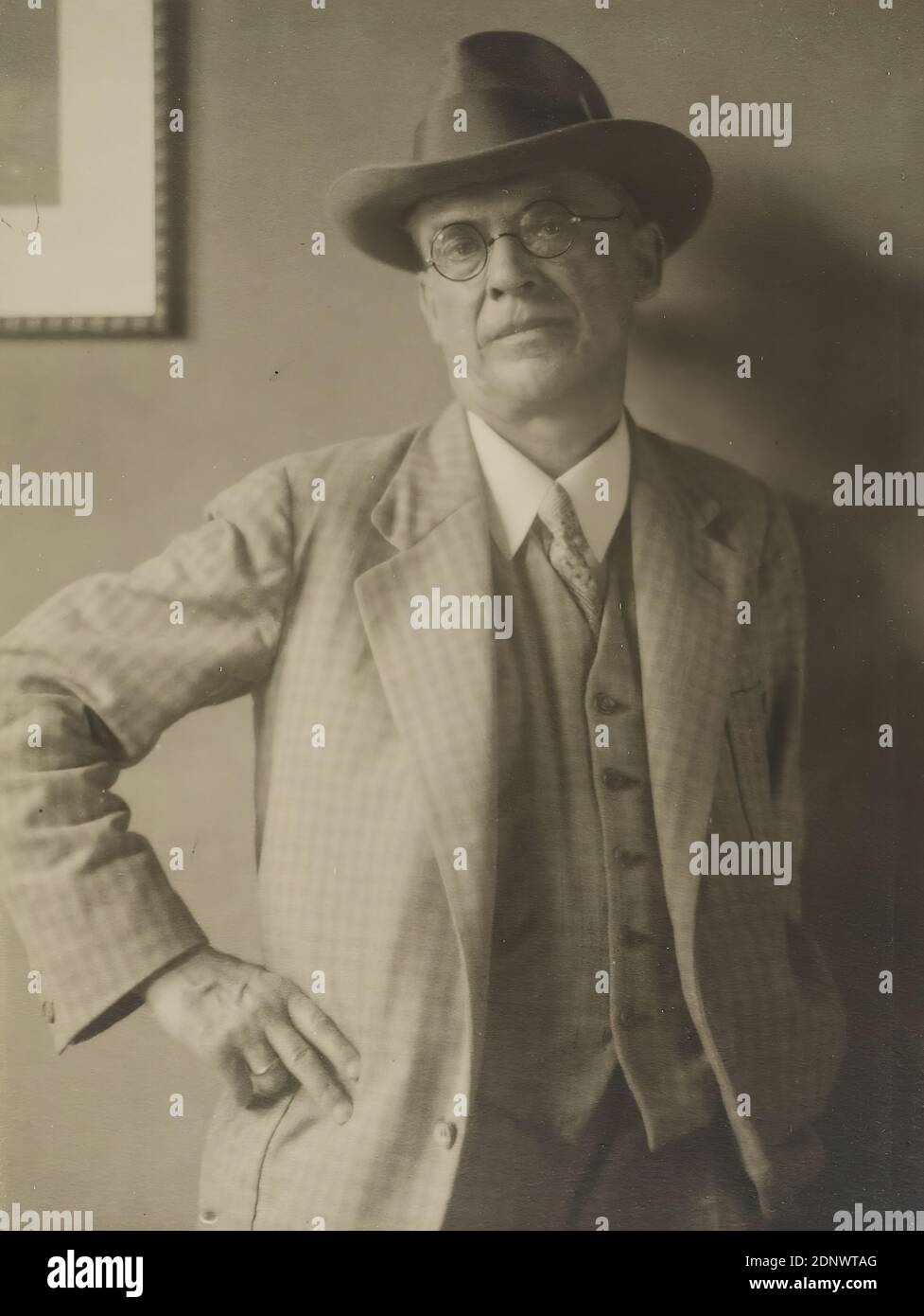 Heinrich von Seggern, Oberbaurat Wurm-Reithmayer, Staatliche Landesbildstelle Hamburg, collezione sulla storia della fotografia, carta in gelatina d'argento, processo positivo in bianco e nero, dimensioni immagine: Altezza: 22.8 cm; larghezza: 17.2 cm, non marcato, ritratto, ritratto a mezza lunghezza, pose specifiche, gesti, espressioni facciali, moda, abbigliamento, cappello, architetto Foto Stock