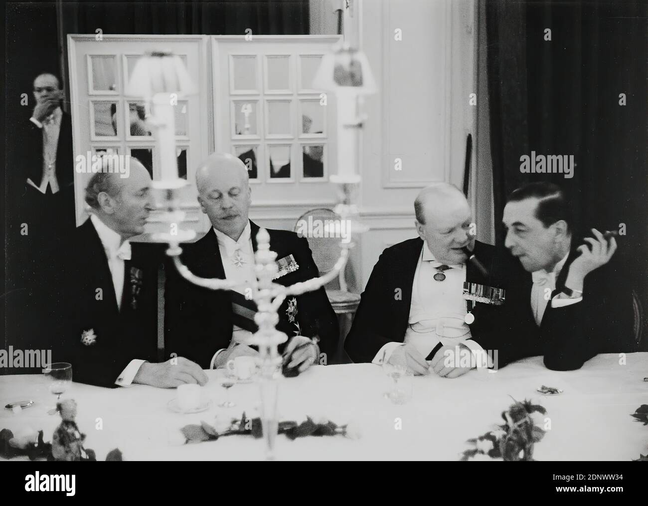 Erich Salomon, festa serale alla legazione austriaca a Londra 1937 in occasione dell'incoronazione di George VI, Staatliche Landesbildstelle Hamburg, collezione sulla storia della fotografia, carta in gelatina d'argento, processo positivo bianco e nero, dimensioni immagine: Altezza: 24.70 cm; larghezza: 34.90 cm, timbro: verso centro: FOTO DR. Foto Stock