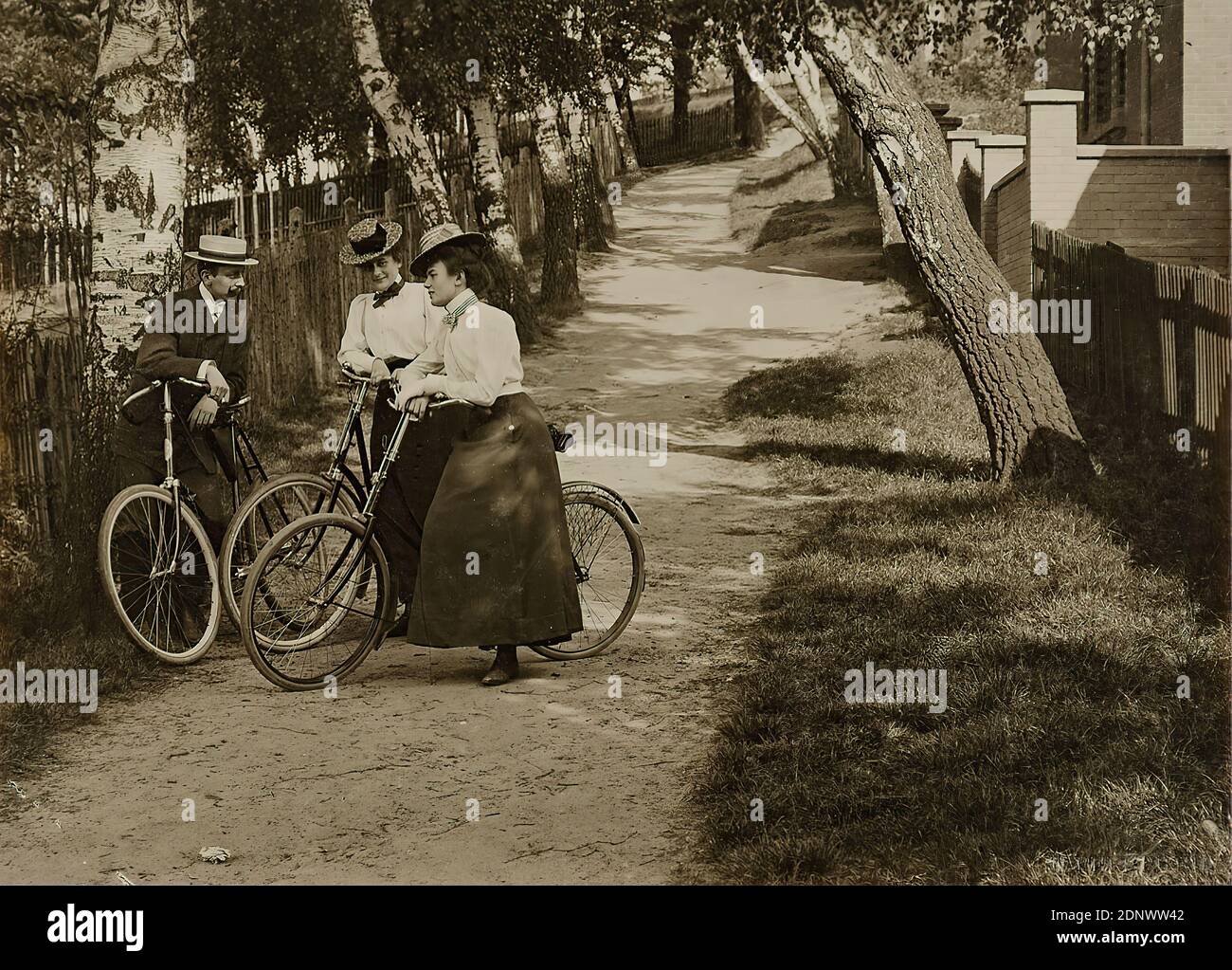 Nicola Perscheid, Der Ausflug, Staatliche Landesbildstelle Hamburg, collezione sulla storia della fotografia, collodio, processo positivo in bianco e nero, dimensioni immagine: Altezza: 10.7 cm; larghezza: 14.8 cm, francobollo a secco, N. PERSCHEID, fotografia di reportistica, fotografia ritratto, intrattenimento, conversazione, dialogo, bicicletta, due ruote, ritratto di gruppo, vita rurale, strade e piazze, altre attività ricreative Foto Stock