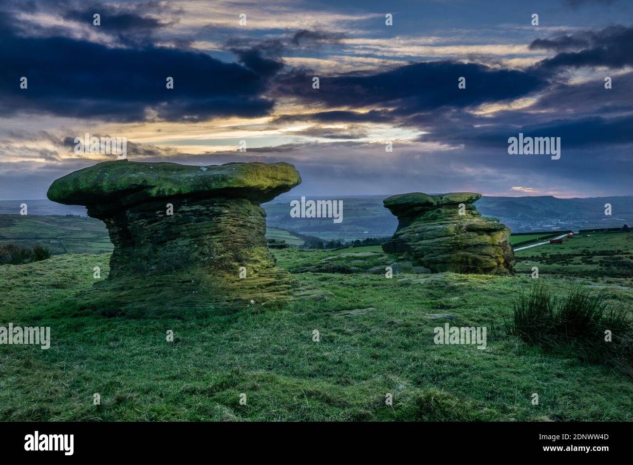 Le pietre del Doubler sono due formazioni rocciose che si possono trovare sul bordo occidentale di Rombalds Moor, appena ad est del villaggio di Silsden. Foto Stock