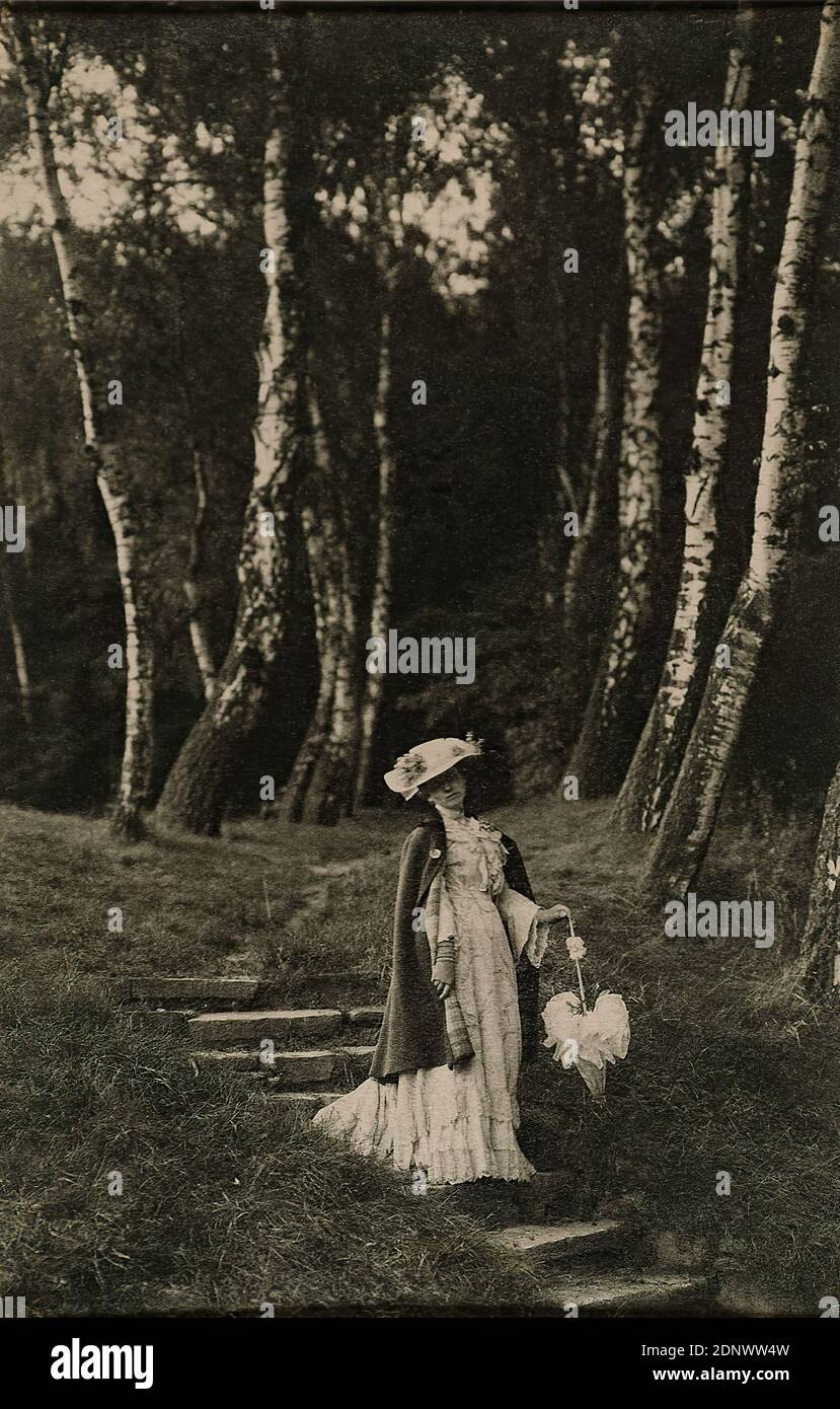 Nicola Perscheid, Fräulein Jungmann - Frühling, Staatliche Landesbildstelle Hamburg, collezione sulla storia della fotografia, carta, stampa pigmentata, dimensioni immagine: Altezza: 22.10 cm; larghezza: 14.60 cm, incisa: Recto e sul cartone: In inchiostro marrone: 'Frühling' - Fräulein Jungmann, fotografia ritratto, ritratto a lunghezza intera, giardini e parchi, moda, abbigliamento, donna, ombrellone, betulla, cappello, bordo della foresta, Änne Jungmann Foto Stock