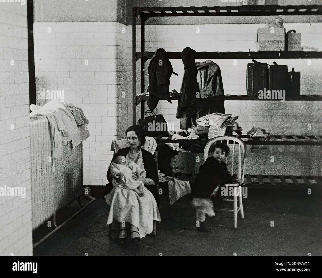 Erich Salomon, immigranti illegali in una casa di famiglia a Ellis Island, Staatliche Landesbildstelle Amburgo, collezione sulla storia della fotografia, carta in gelatina d'argento, processo positivo in bianco e nero, dimensioni immagine: Altezza: 27.7 cm; larghezza: 35 cm, timbro: verso centro: FOTO DR. Foto Stock