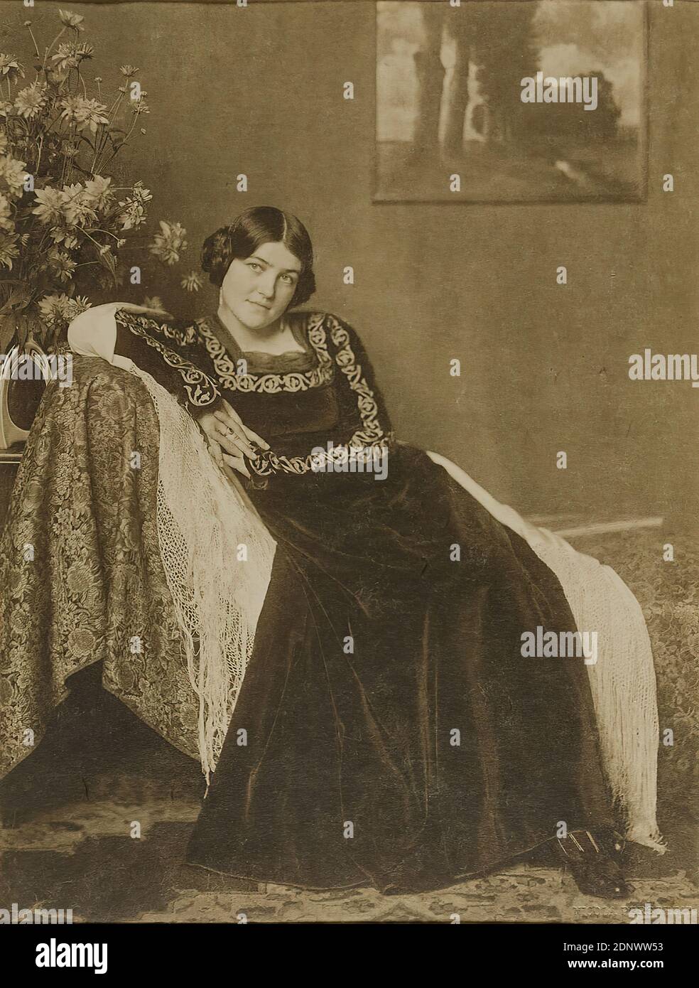 Nicola Perscheid, ritratto di una donna, Staatliche Landesbildstelle Hamburg, collezione sulla storia della fotografia, carta, stampa pigmentata, dimensioni immagine: Altezza: 21,20 cm; larghezza: 16,20 cm, francobollo secco: Recto e destra: NICOLA PERSCHEID, iscrizione: Recto e sul cartone: In inchiostro marrone: ritratto di una donna, fotografia ritratto, ritratto a tutta lunghezza, figura seduta, moda, abbigliamento Foto Stock