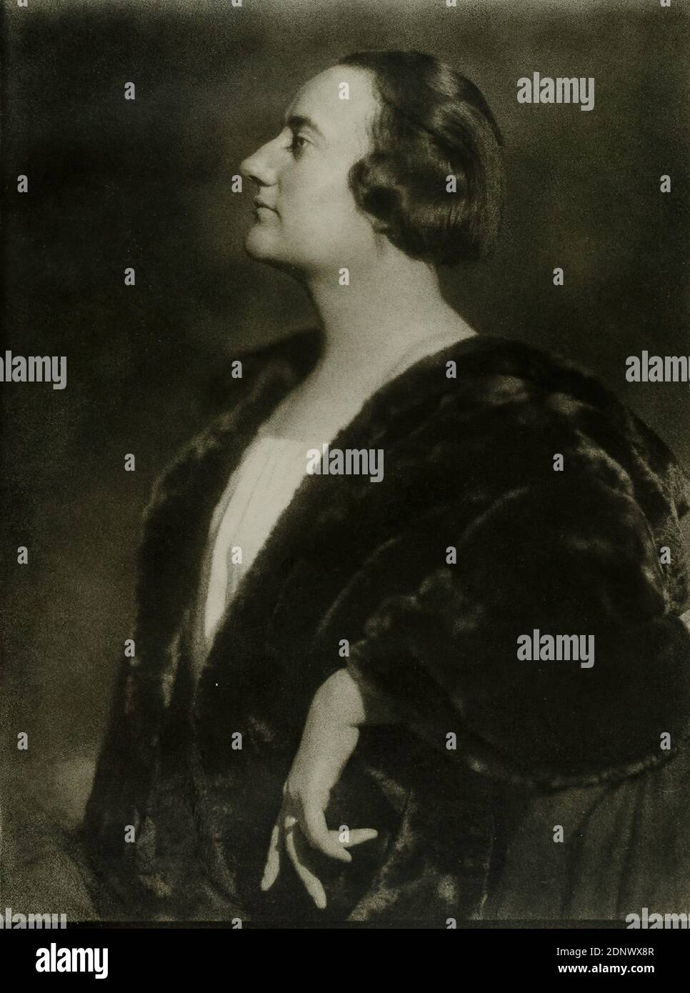 Franz Grainer, ritratto di una donna, Staatliche Landesbildstelle Amburgo, collezione sulla storia della fotografia, carta, stampa bromoile, dimensioni immagine: Altezza: 39,2 cm; larghezza: 28,9 cm, firmato: Recto u. re. In piombo: Grainer, timbro: verso e sinistra: Francobollo e iscrizione oggetto della Staatliche Landesbildstelle Amburgo, fotografia ritratto, ritratto a mezza lunghezza, moda, abbigliamento, donna, profilo (vista laterale), ritratto Foto Stock