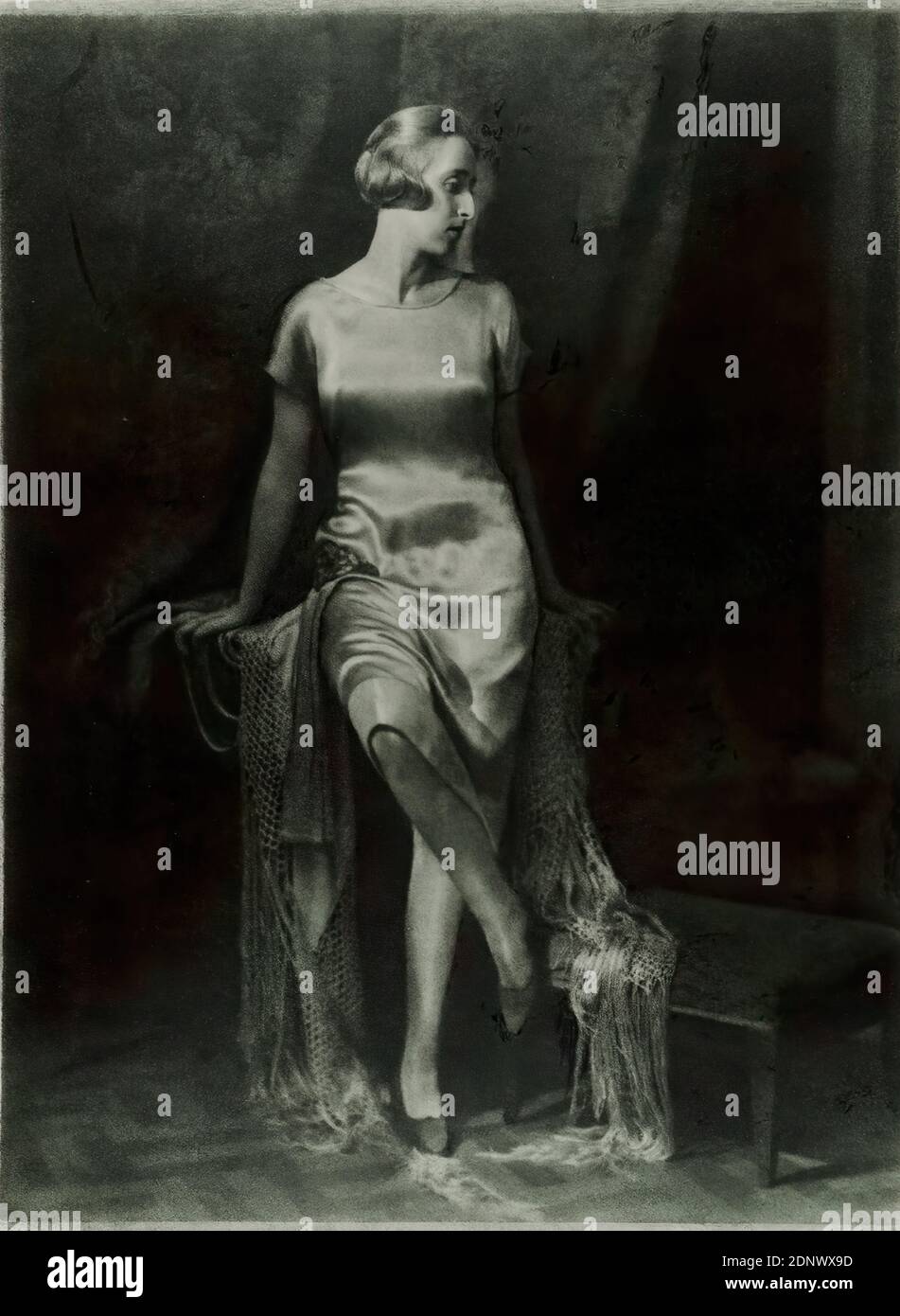 Franz Grainer, ritratto di una donna, Staatliche Landesbildstelle Amburgo, collezione sulla storia della fotografia, carta, stampa bromoile, dimensioni immagine: Altezza: 49,4 cm; larghezza: 36,3 cm, segno: Recto u. destra: In piombo: Grainer, Monaco di Baviera, timbro: verso e sinistra: Francobollo e iscrizione oggetto della Staatliche Landesbildstelle Amburgo, fotografia ritratto, ritratto a lunghezza intera, moda, abbigliamento, donna, ritratto Foto Stock