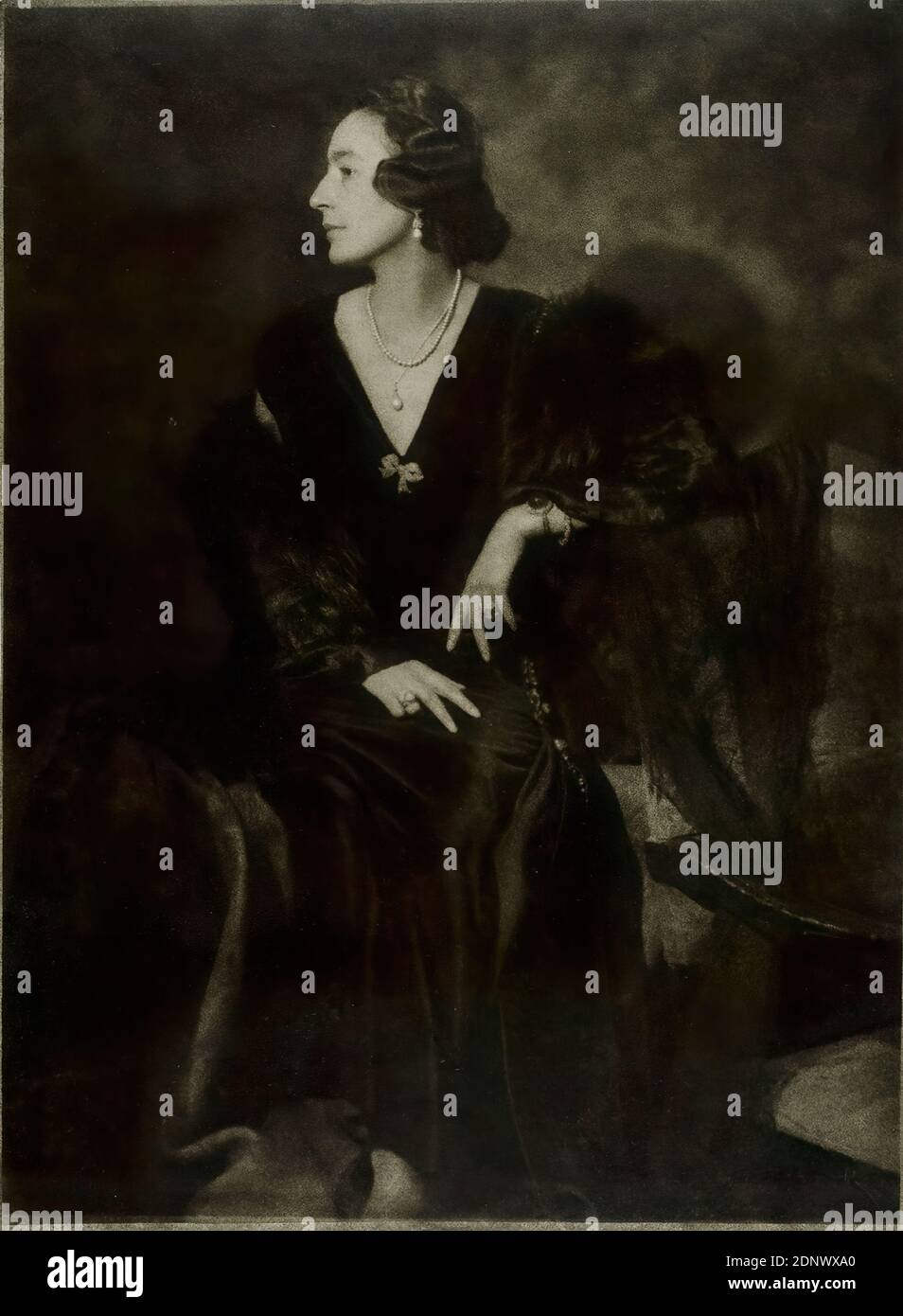 Franz Grainer, ritratto di una donna, Staatliche Landesbildstelle Amburgo, collezione sulla storia della fotografia, carta, stampa bromoile, dimensioni immagine: Altezza: 46,8 cm; larghezza: 33,9 cm, firmato: Recto u. re. In piombo: Grainer, timbro: verso e sinistra: Francobollo e iscrizione oggetto della Staatliche Landesbildstelle Amburgo, fotografia ritratto, ritratto a lunghezza intera, profilo (vista laterale), figura seduta, moda, abbigliamento, donna, ritratto Foto Stock