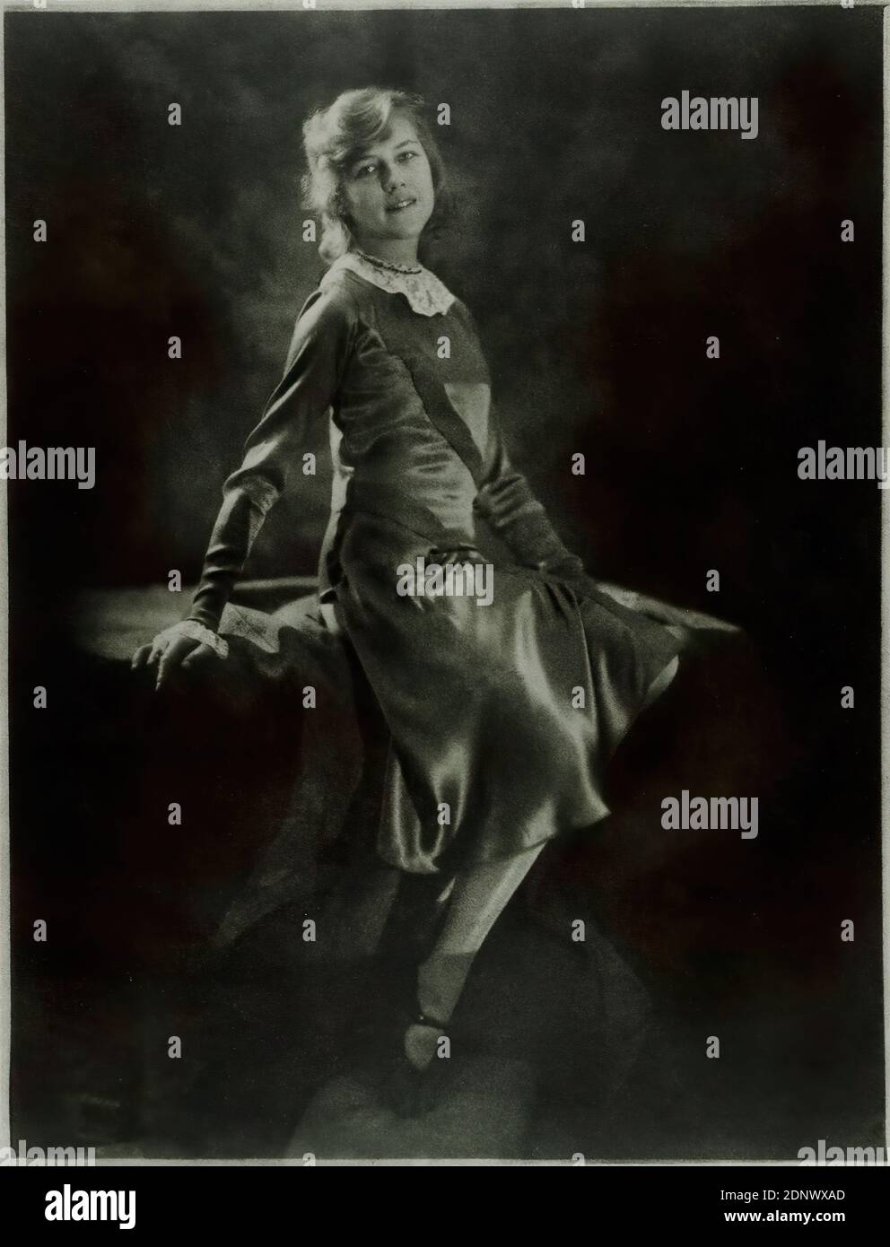 Franz Grainer, ritratto di una donna, Staatliche Landesbildstelle Amburgo, collezione sulla storia della fotografia, carta, stampa bromoile, dimensioni immagine: Altezza: 46,6 cm; larghezza: 35,4 cm, segno: Recto u. destra: In piombo: Grainer, timbro: verso e sinistra: Francobollo e iscrizione oggetto della Staatliche Landesbildstelle Amburgo, fotografia ritratto, ritratto a figura intera, figura seduta, moda, abbigliamento, donna, ritratto Foto Stock