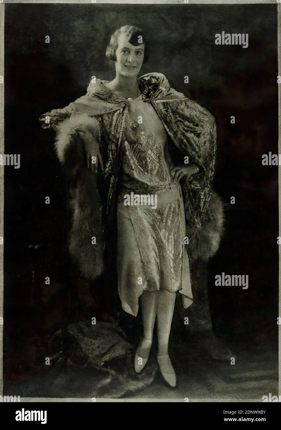 Franz Grainer, ritratto di una donna, Staatliche Landesbildstelle Amburgo, collezione sulla storia della fotografia, carta, stampa bromoile, dimensioni immagine: Altezza: 48,7 cm; larghezza: 51,5 cm, segno: Recto u. destra: In piombo: Grainer, timbro: verso e sinistra: Francobollo e iscrizione oggetto della Staatliche Landesbildstelle Amburgo, fotografia ritratto, ritratto a lunghezza intera, figura in piedi, donna, moda, abbigliamento, ritratto Foto Stock